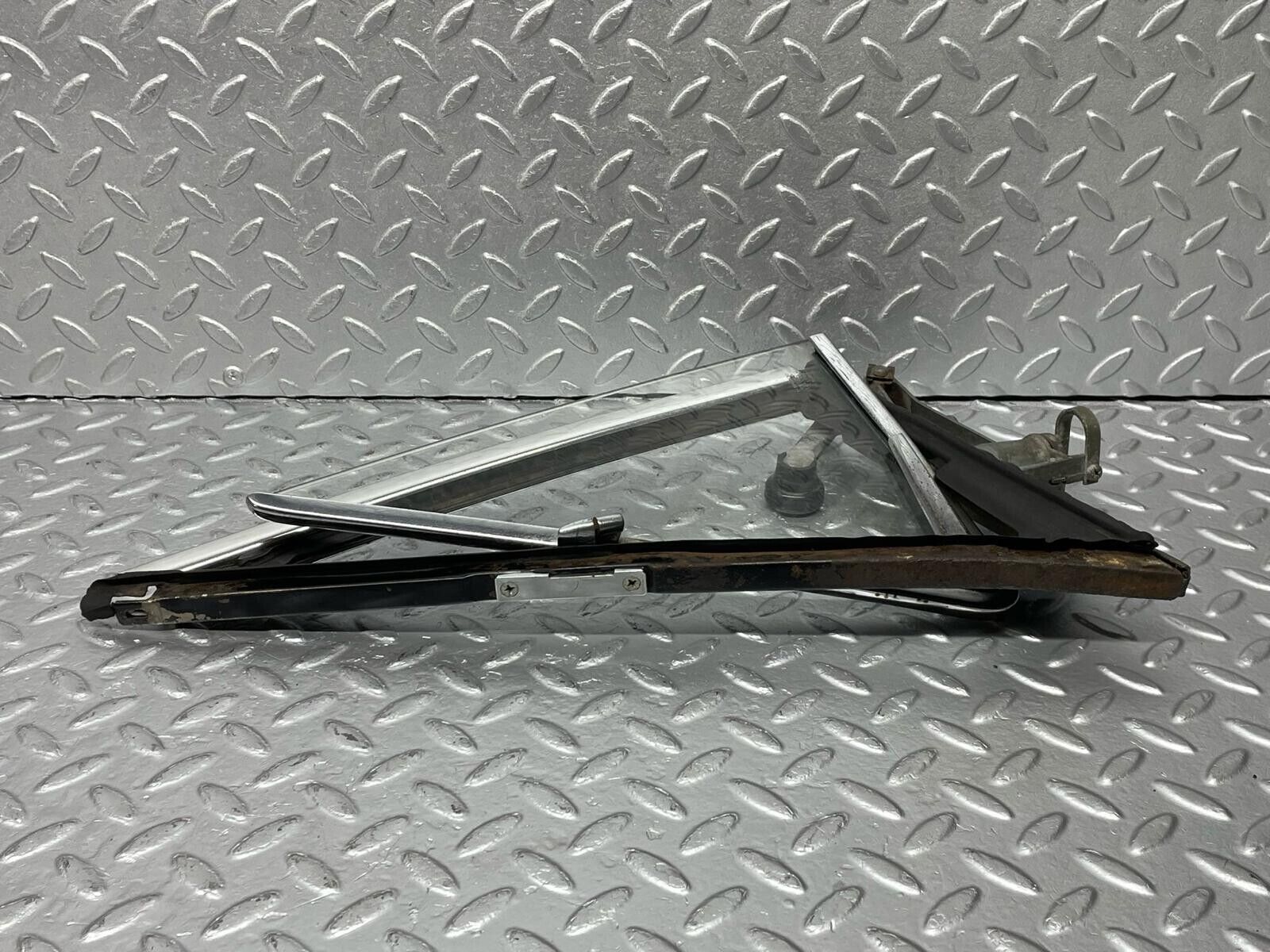 40521 Mercedes-Benz W108 Front Left Quarter Window