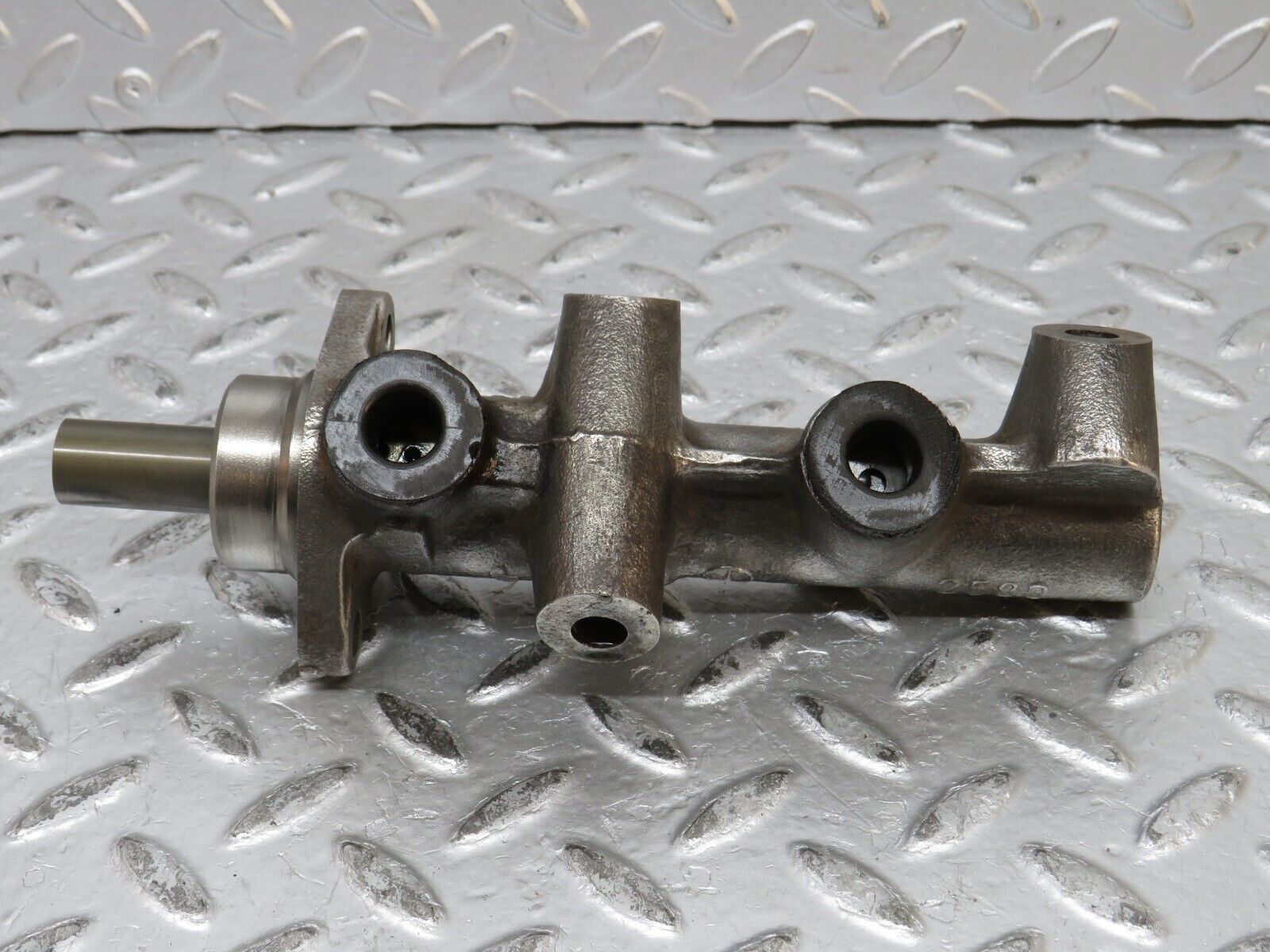 32139 Mercedes-Benz W123 230E Brake Master Cylinder Bendix