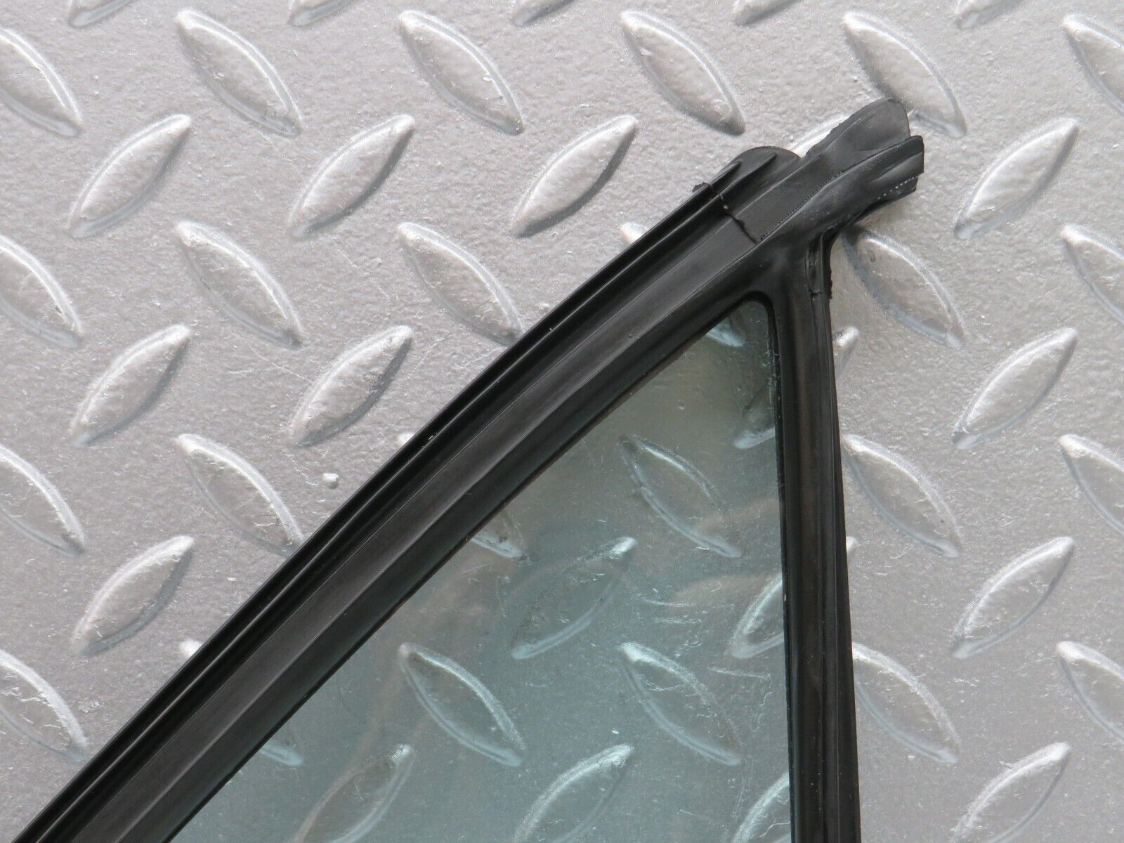 33145 Mercedes-Benz W126 Rear Left Quarter Window Glass 1267350124