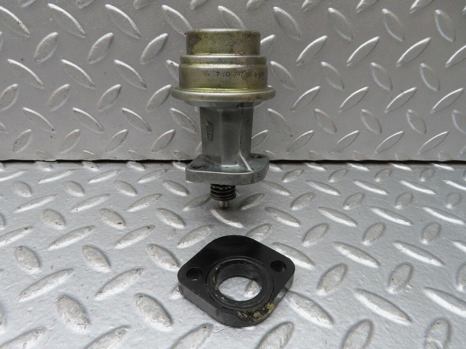 18853 Mercedes-Benz W121 190b Ponton Fuel Pump Pierburg 720797509