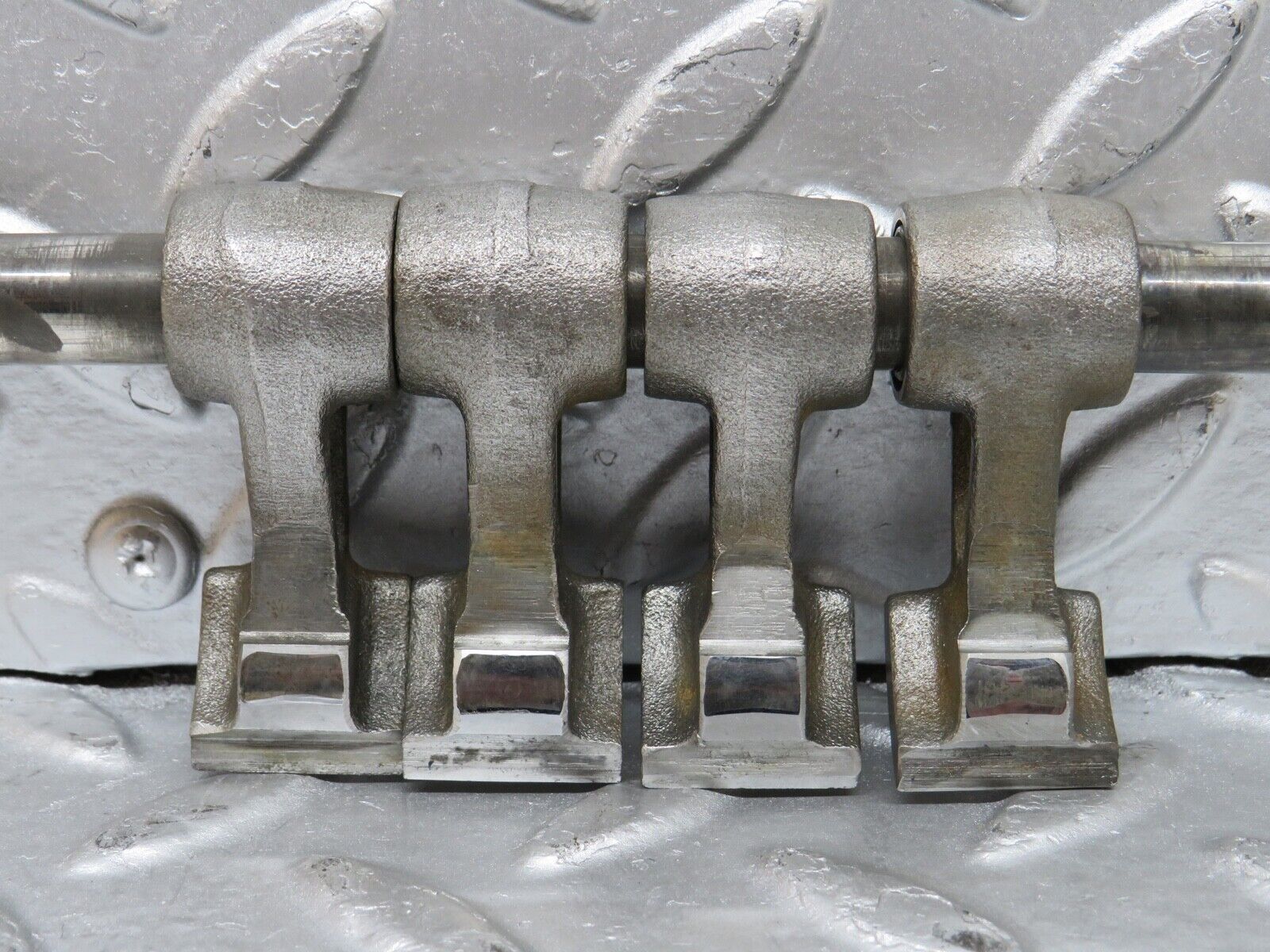 0362 Mercedes-Benz W123 220D  Camshaft Rocker Arm With Shaft