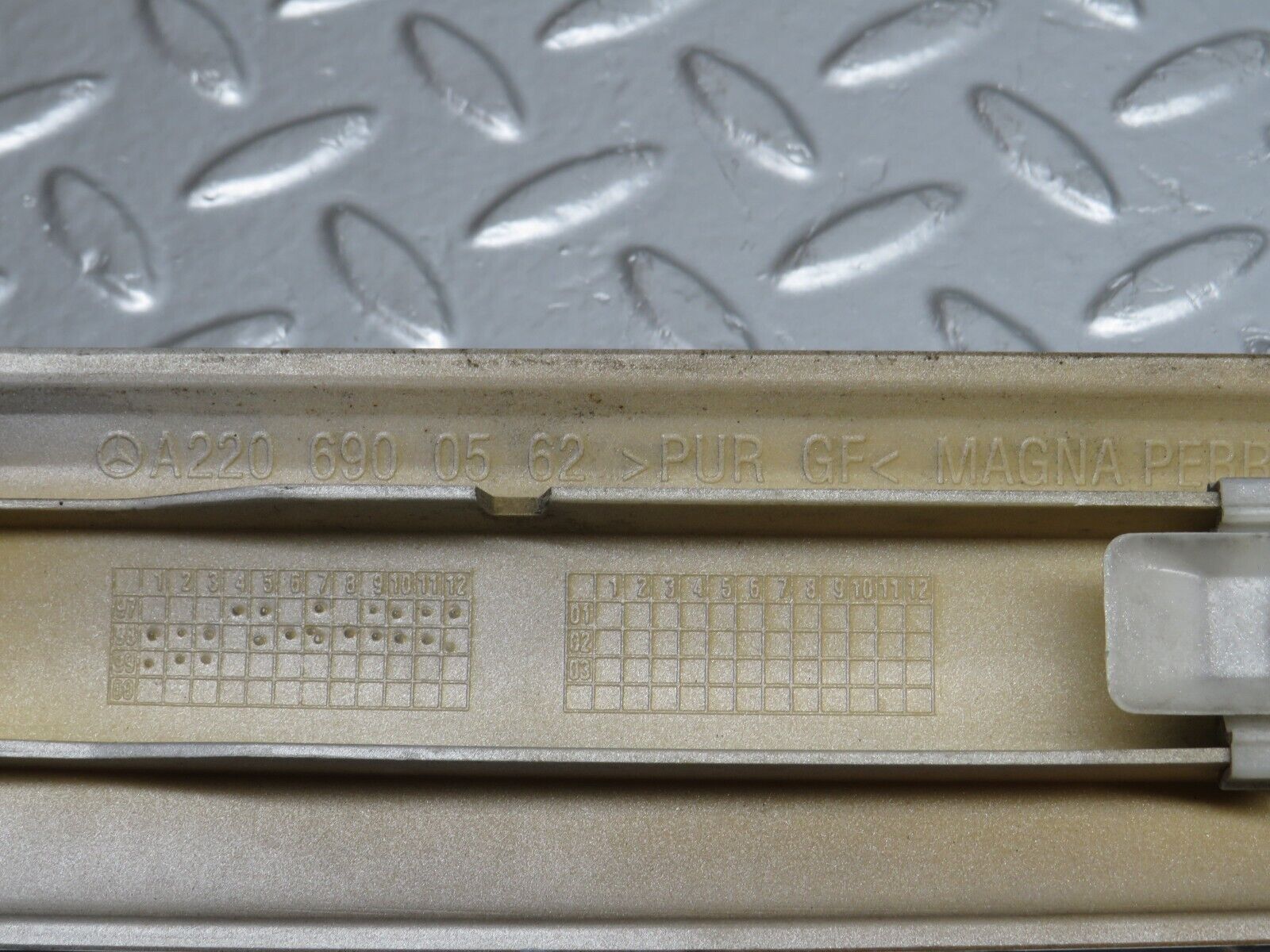 32287 Mercedes-Benz W220 S430 Front Left Door Centre Moulding Trim 2206900562