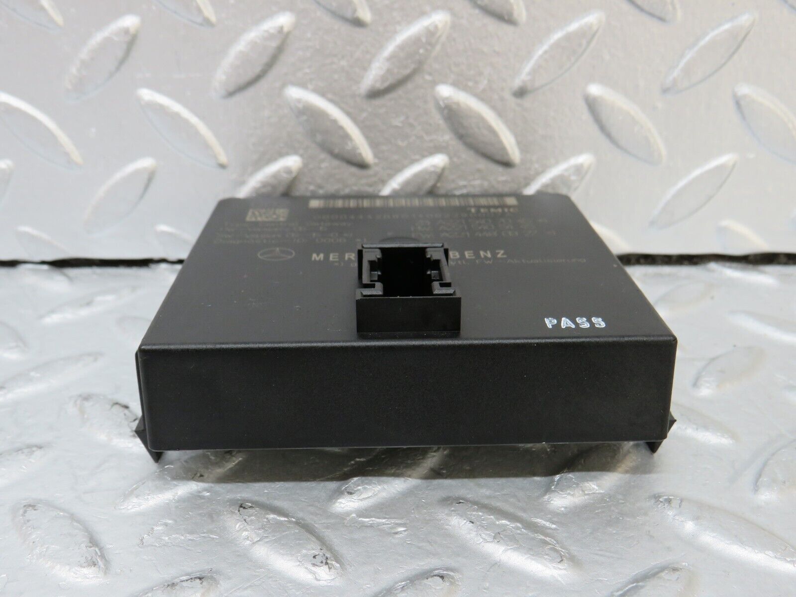 35147 Mercedes-Benz W221 Central Gateway ECU 2215407045