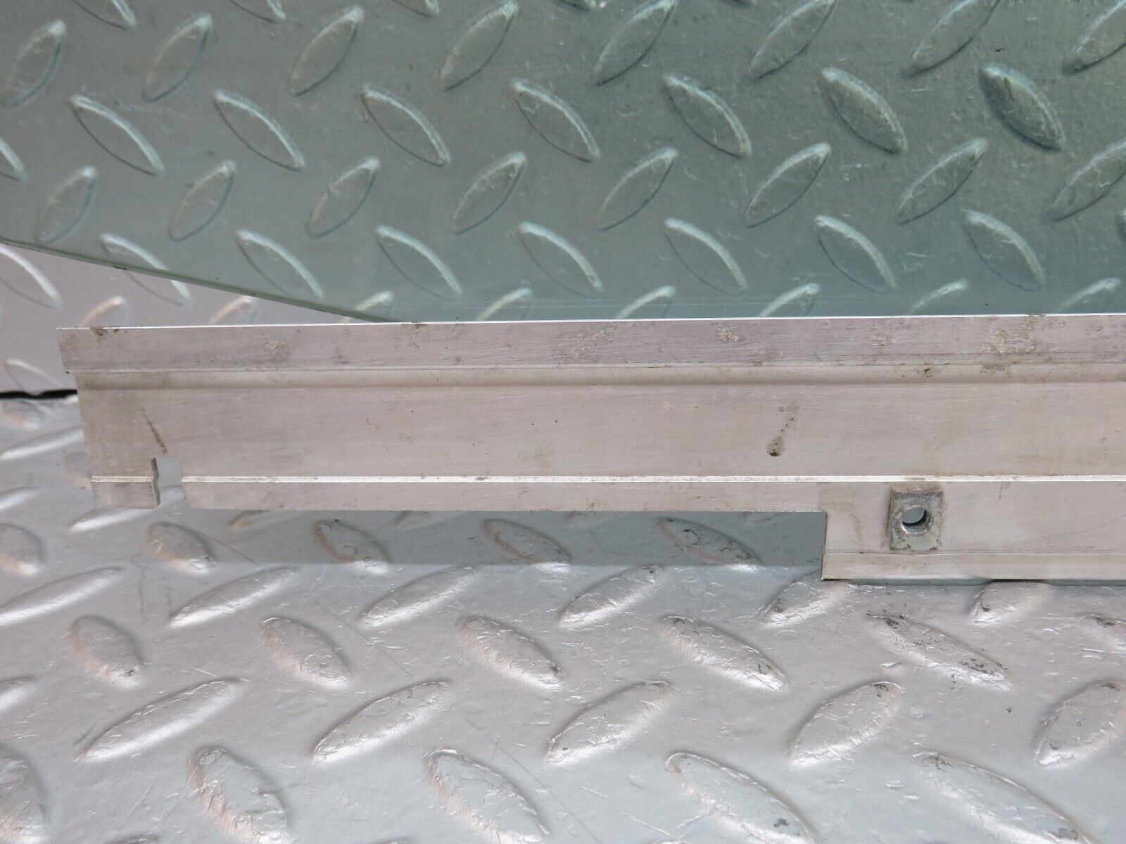 36037 Mercedes-Benz W126 420SE Front Left Door Window Glass