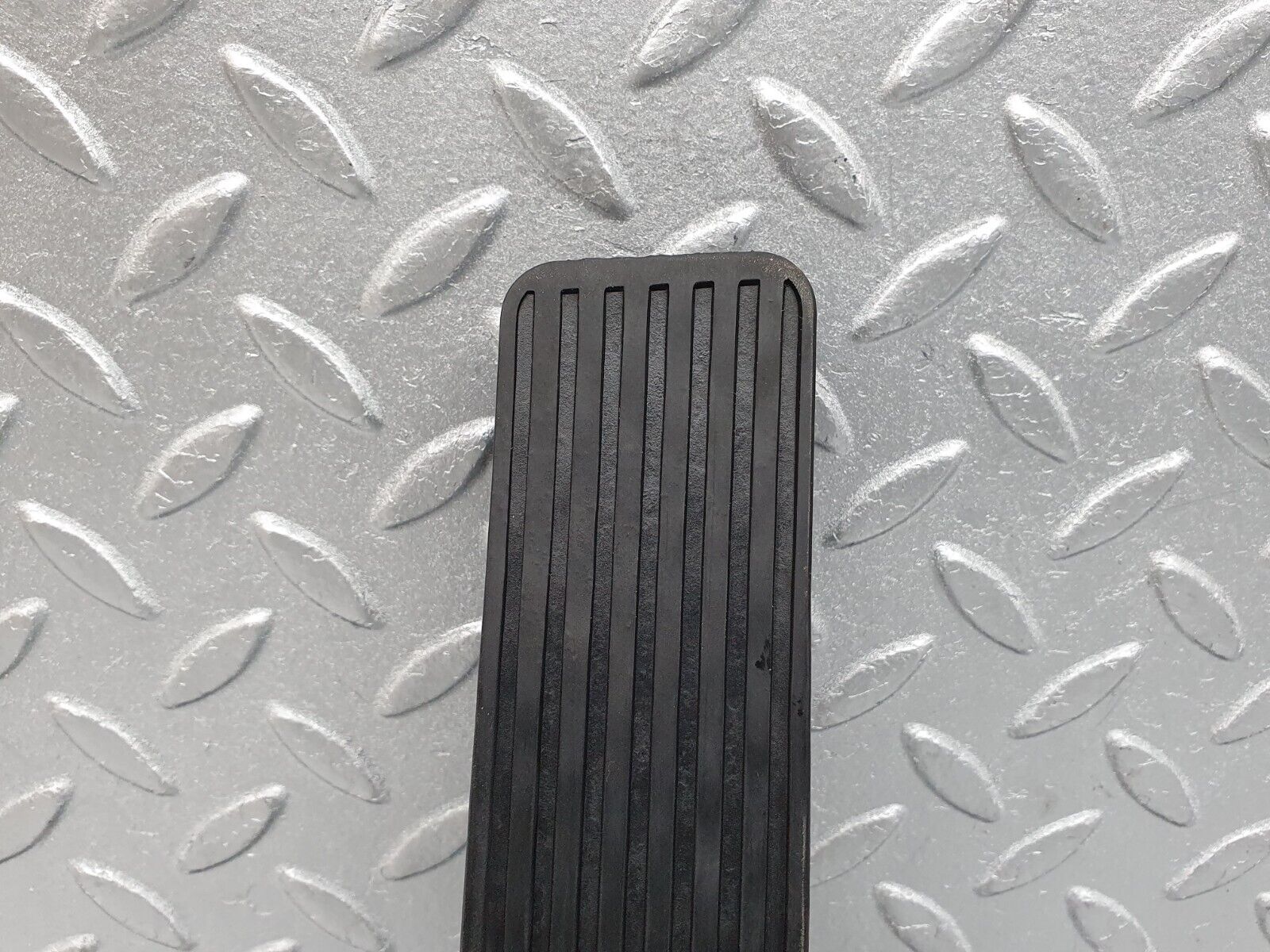 41059 Mercedes-Benz W126 300SE Accelerator Pedal With Rubber 1233010082 1263000504