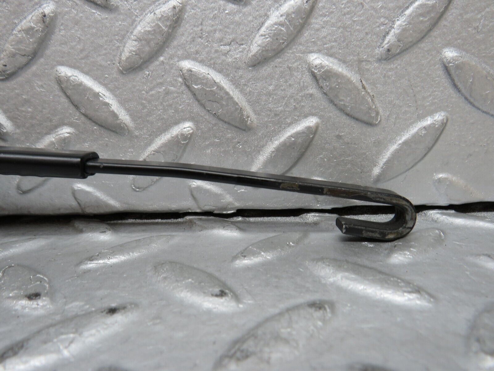 37866 Mercedes-Benz A124 320E Cabriolet Wiper Arm Bosch