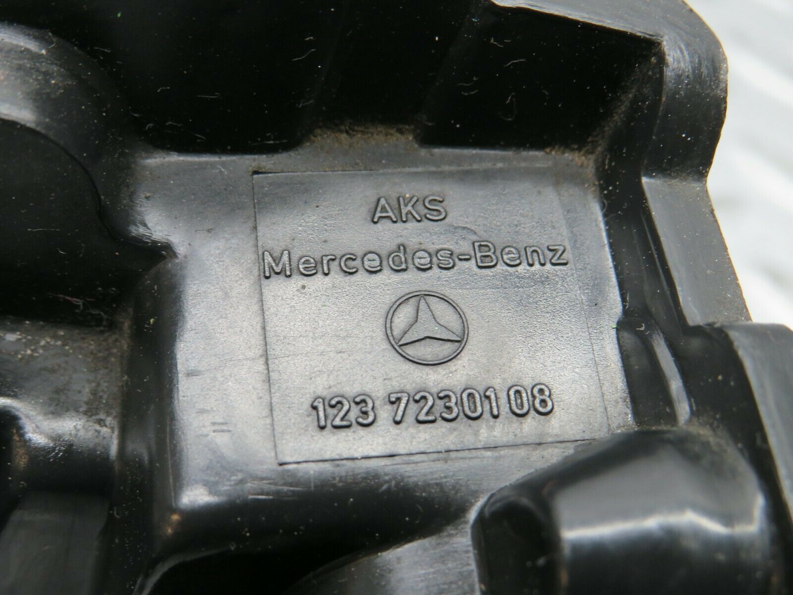 21983 Mercedes-Benz S123 280TE Front Left Door Lock Mechanism 1237230108