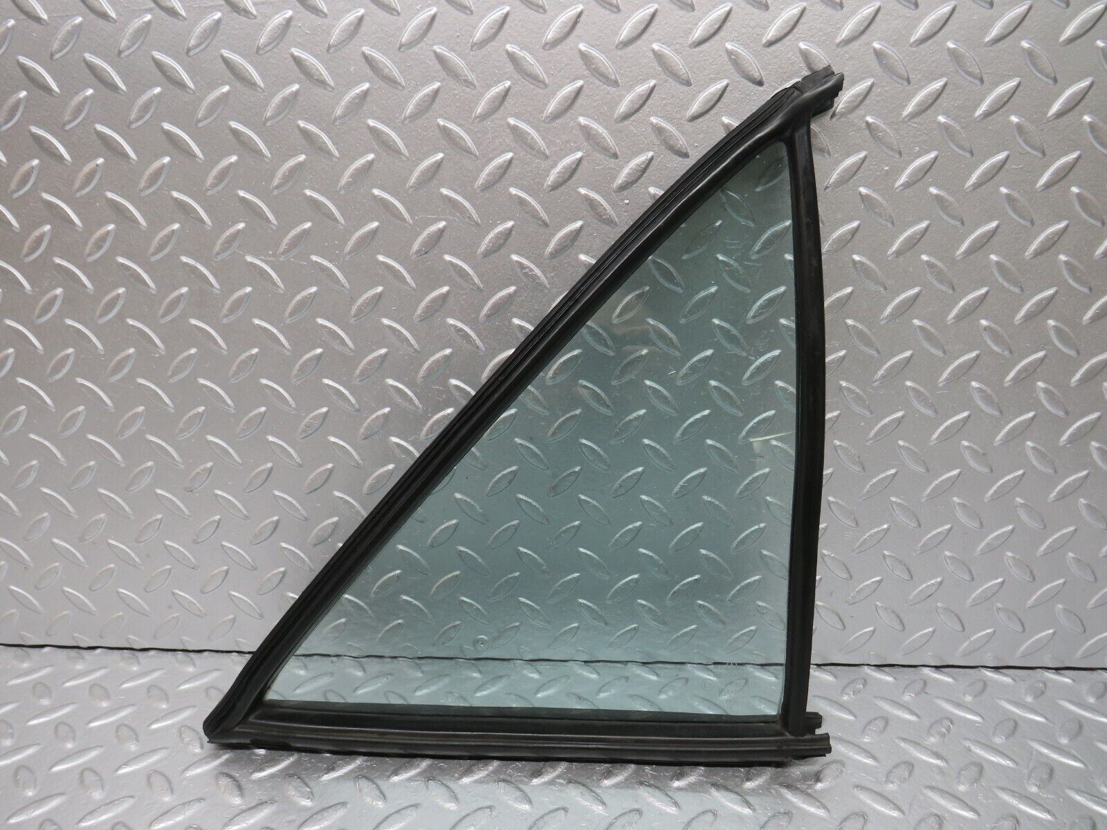 33146 Mercedes-Benz W126 Rear Right Quarter Window Glass 1267350224