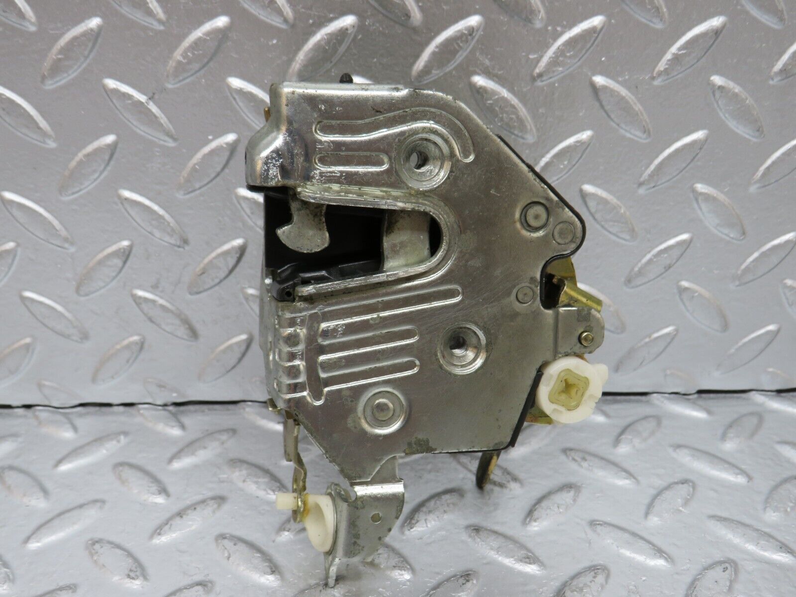29345 Mercedes-Benz W124 230E Front Left Door Lock Mechanism