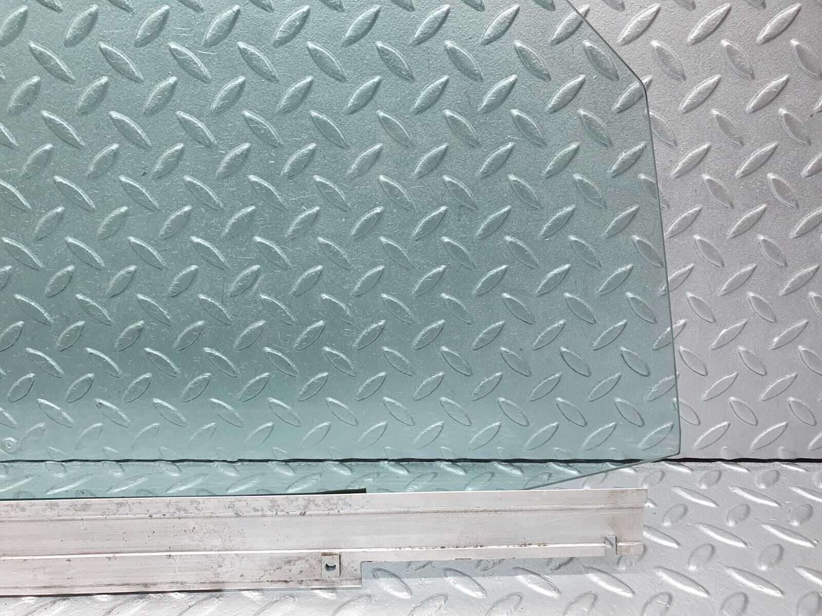 41122 Mercedes-Benz W126 300SE Front Right Door Window Glass