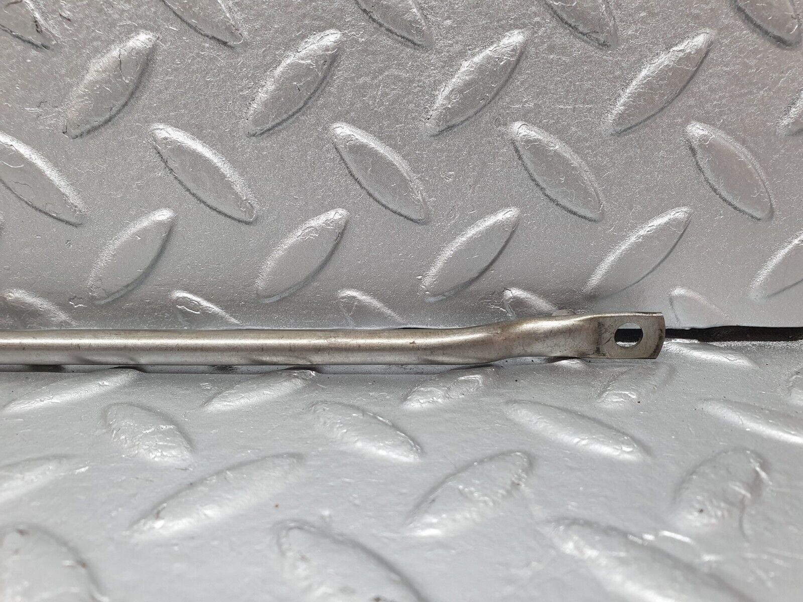 40875 Mercedes-Benz W123 240D Camshaft Oil Tube
