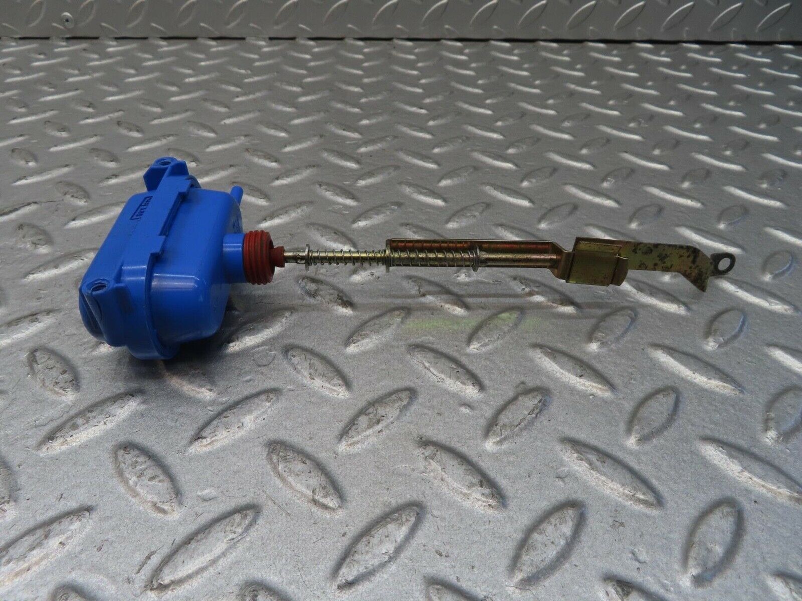 13474 Mercedes-Benz W123 200 Trunk Lock Vacuum Actuator