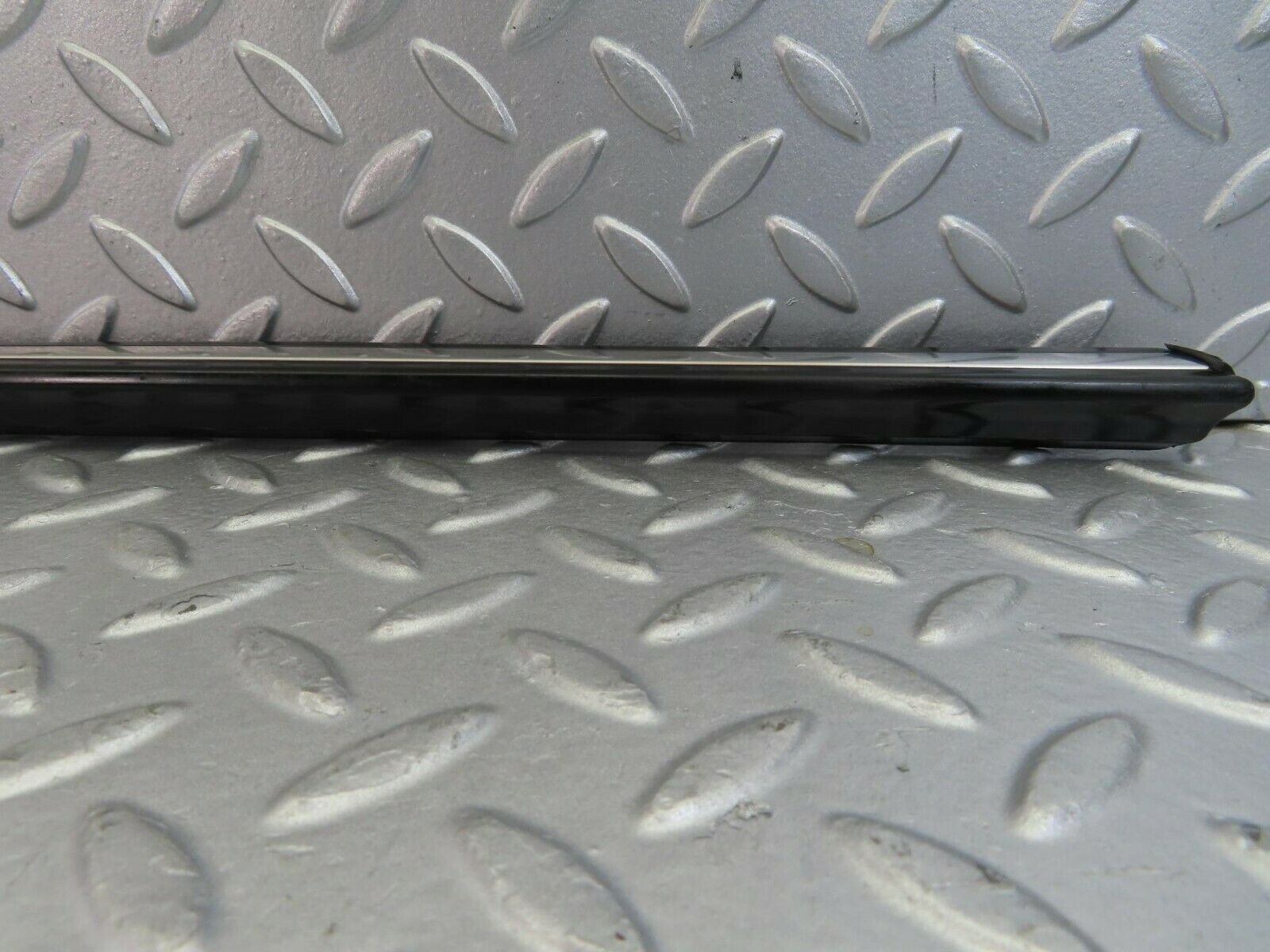 10239 Mercedes-Benz W123 Front Left Door Centre Moulding Trim