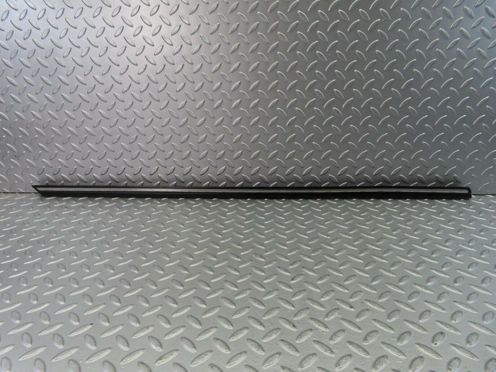 10293 Mercedes-Benz W116 Front Left Door Centre Moulding Trim