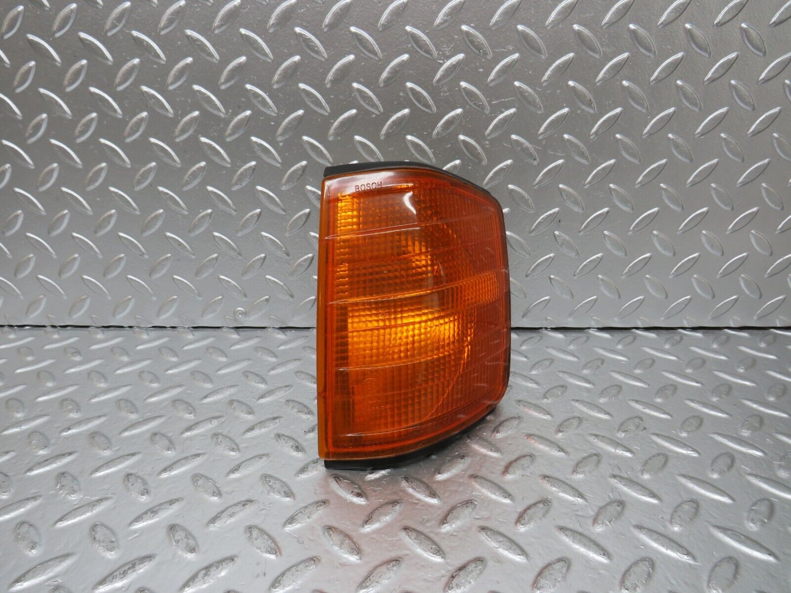 25223 Mercedes-Benz W201 190D Indicator Light Front Left Bosch 1305232911