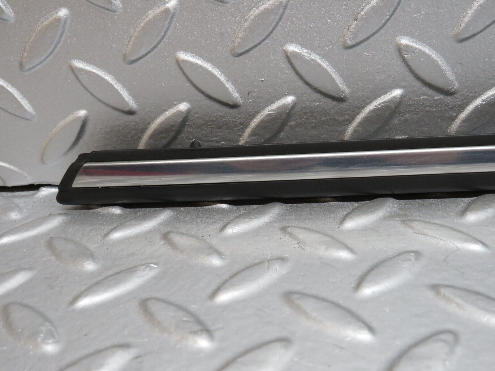 40638 Mercedes-Benz W123 300D Front Right Fender Wing Centre Moulding Trim
