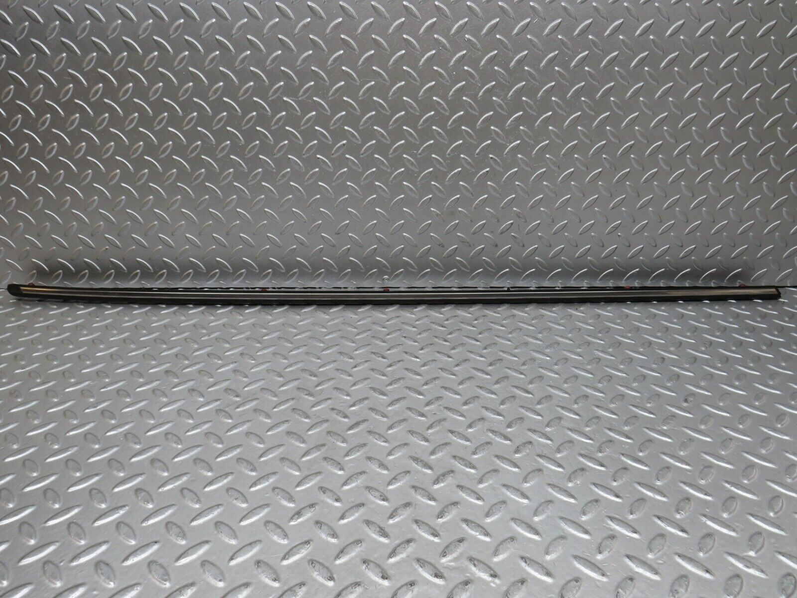 27960 Mercedes-Benz W123 280E Front Left Fender Wing Centre Moulding Trim