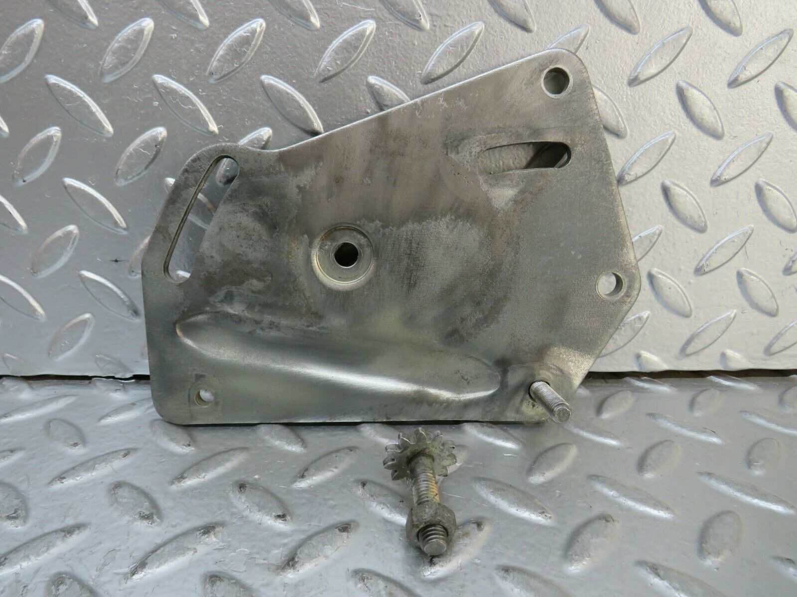 23861 Mercedes-Benz C107 450SLC Coupe Power Steering Pump Bracket