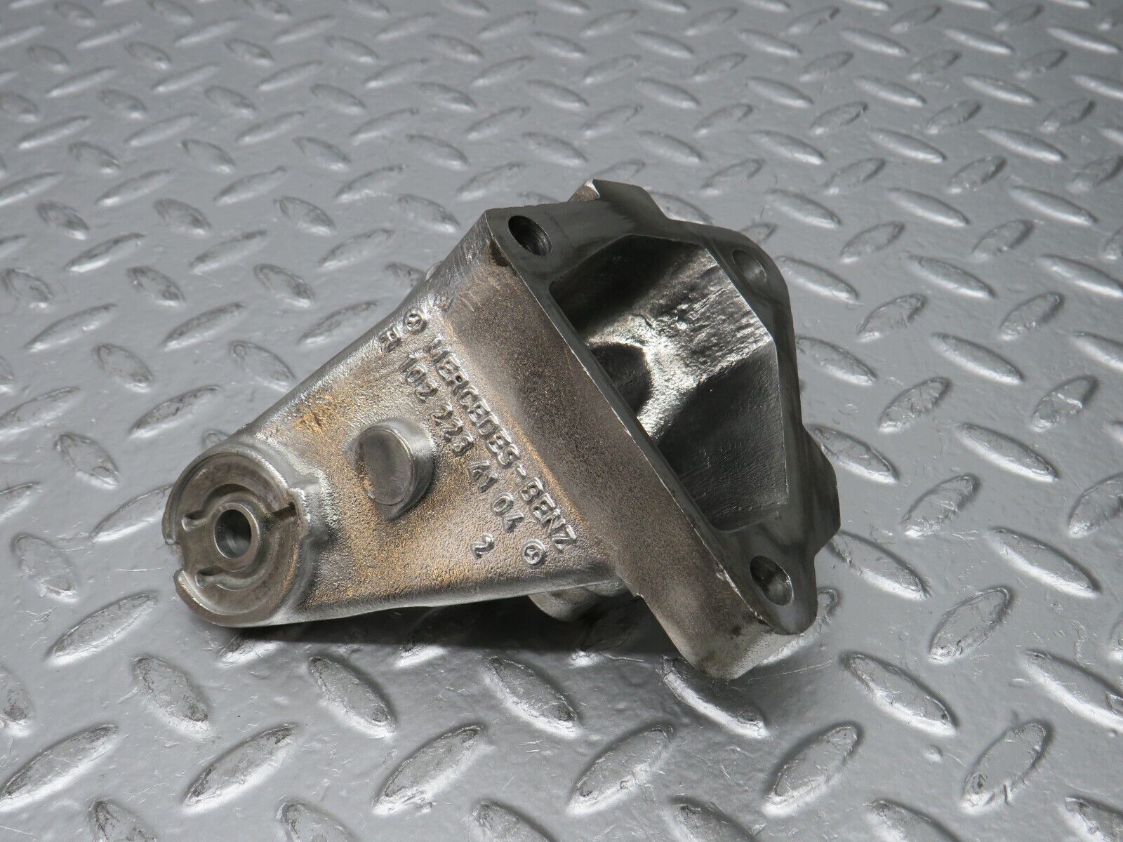 30732 Mercedes-Benz W201 190E 2.0L Engine Mount Bracket Left Side 1022234104