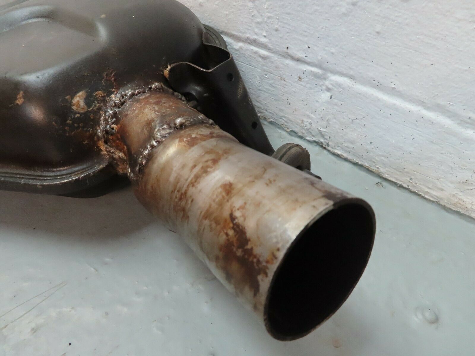 6692 Mercedes-Benz S124 E220 Wagon Middle Silencer