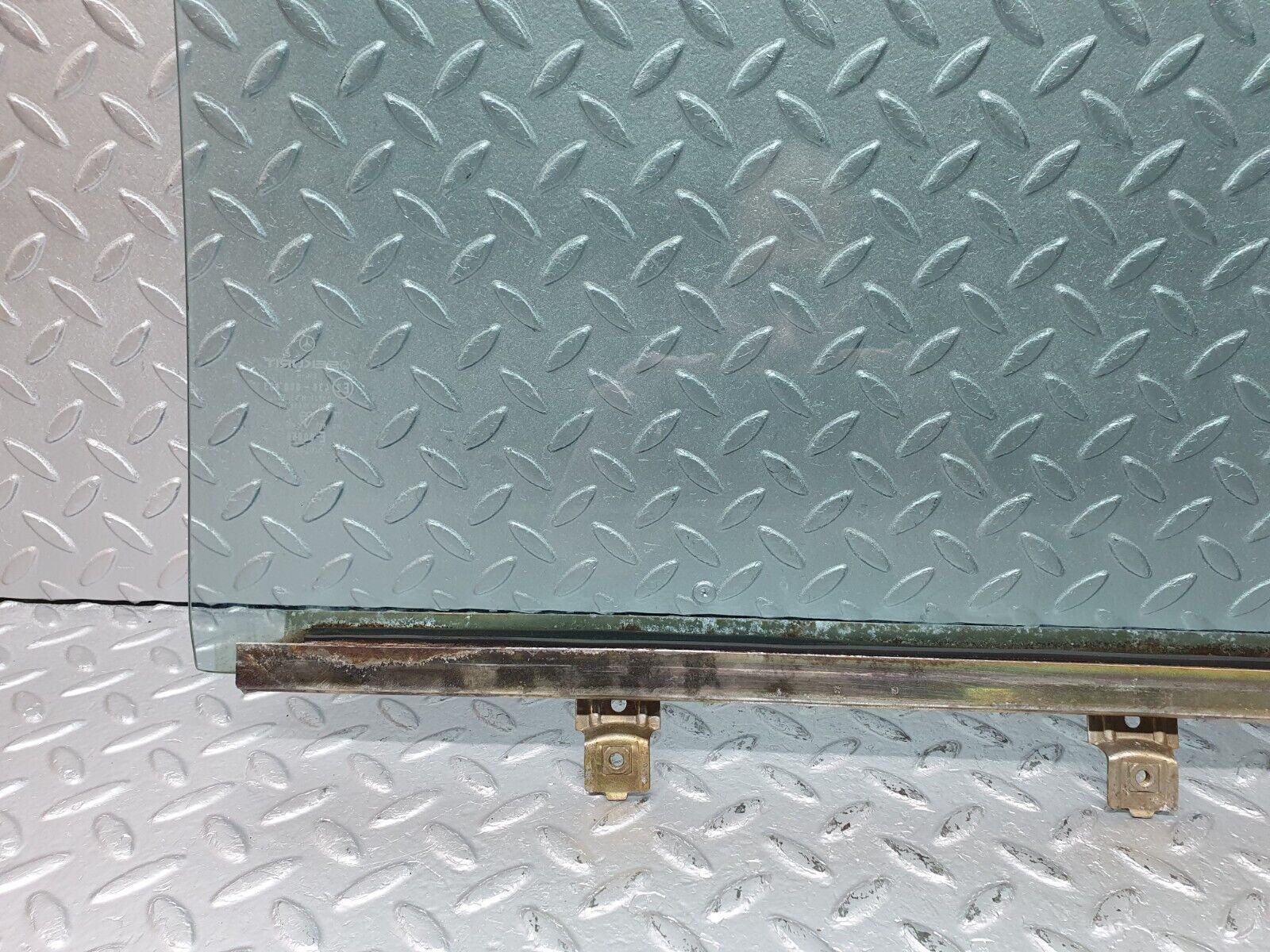 40782 Mercedes-Benz W123 300D Rear Left Door Window Glass