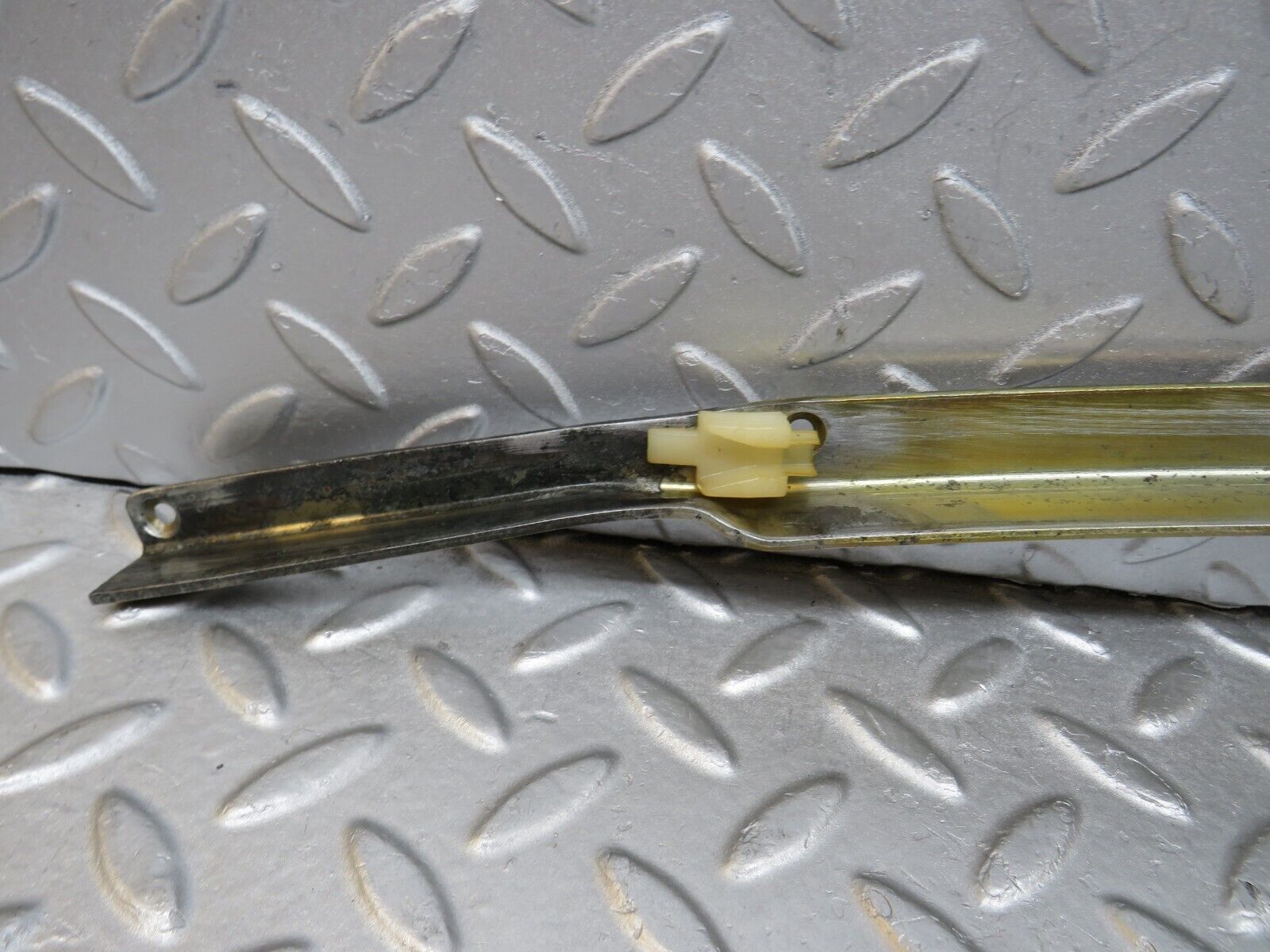 37016 Mercedes-Benz C126 420SEC Coupe Right Door Window Channel