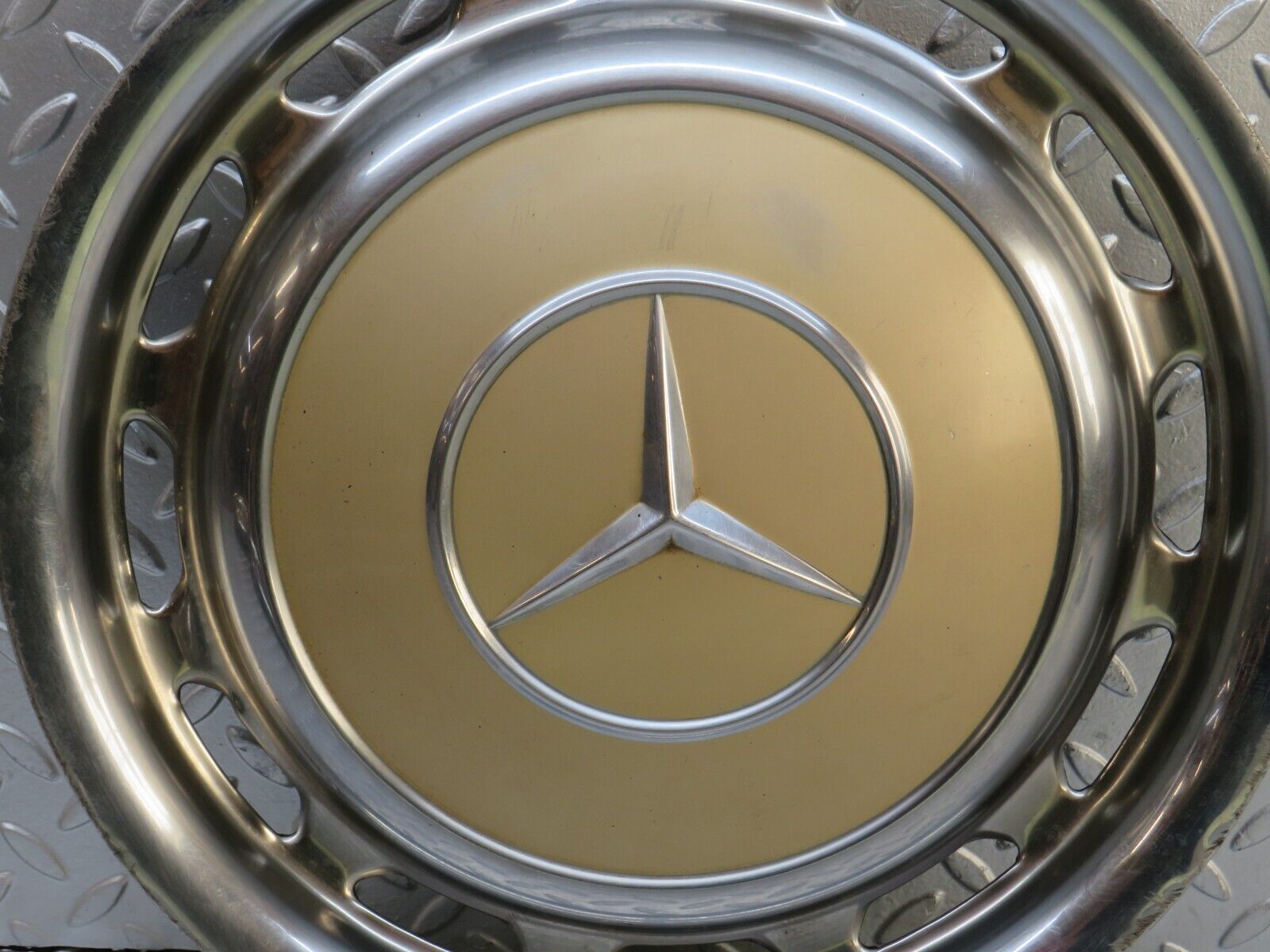 28408 Mercedes-Benz S123 240D Wagon Wheel Trim Hub Cap 14"