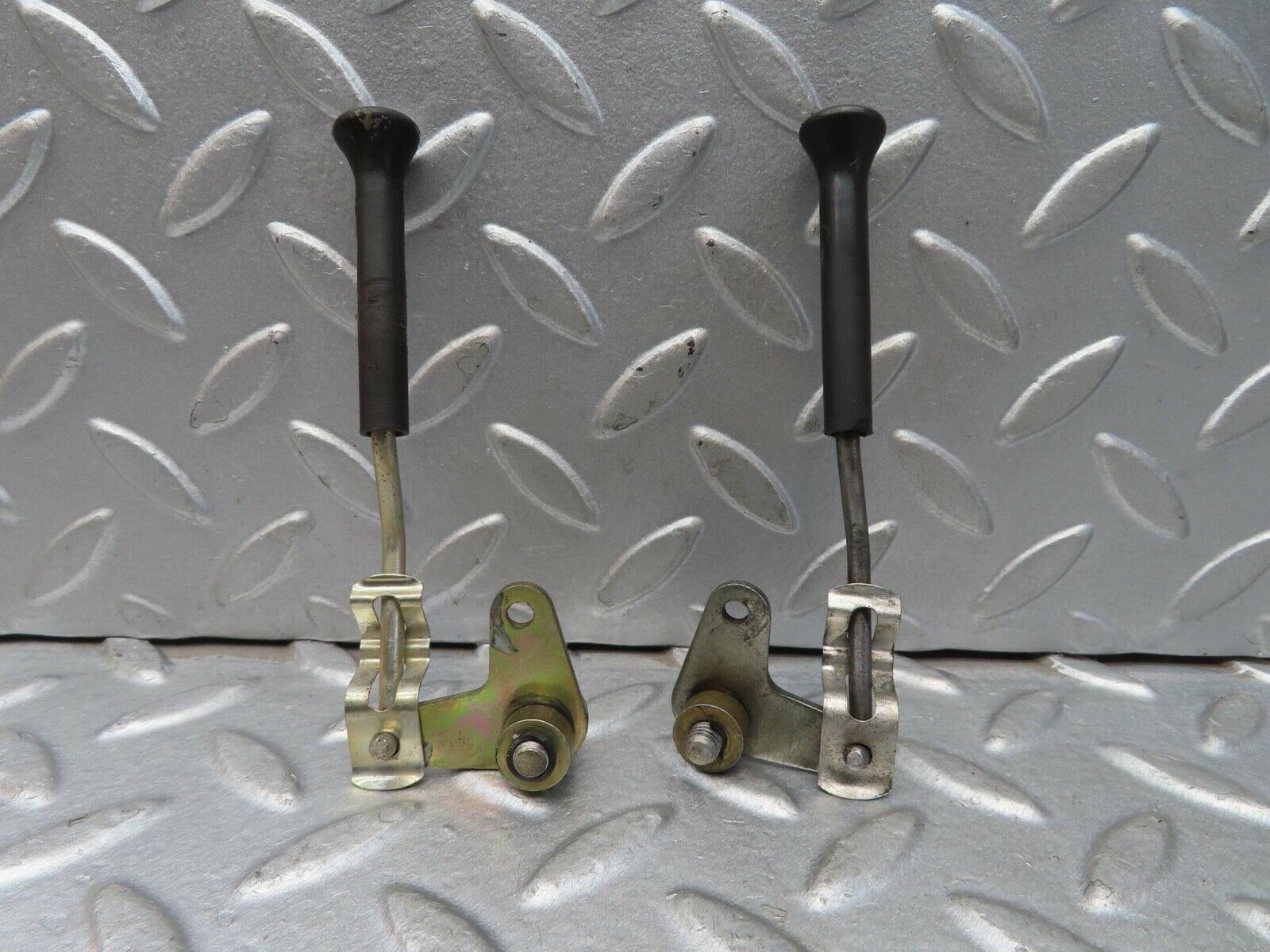 13183 Mercedes-Benz W111 220S Rear Door Lock Knob