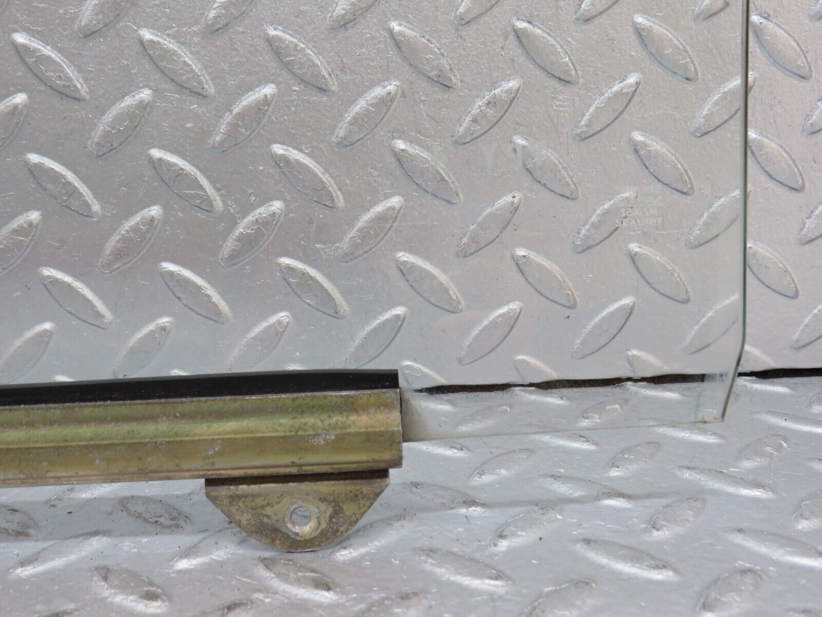 35874 Mercedes-Benz W108 Front Right Door Window Glass