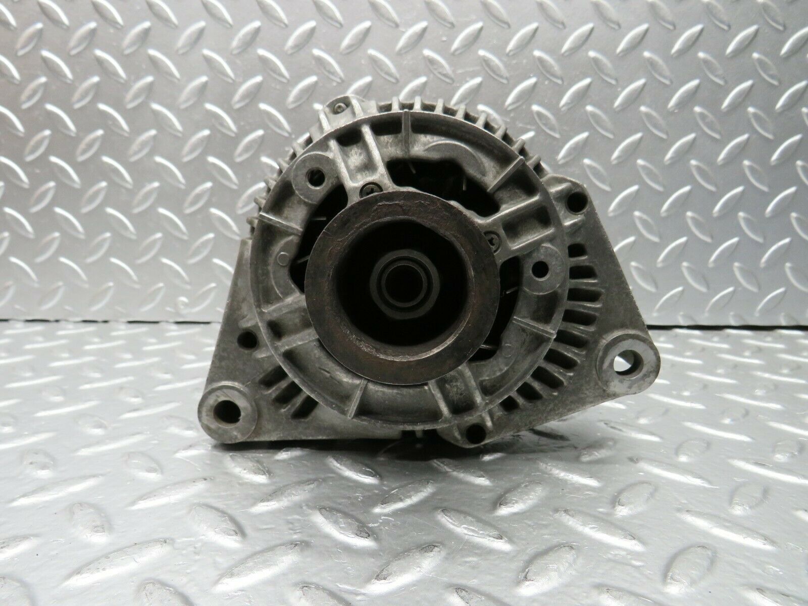 22561 Mercedes-Benz C124 E220 Generator Alternator Bosch 0123335002 0091540202