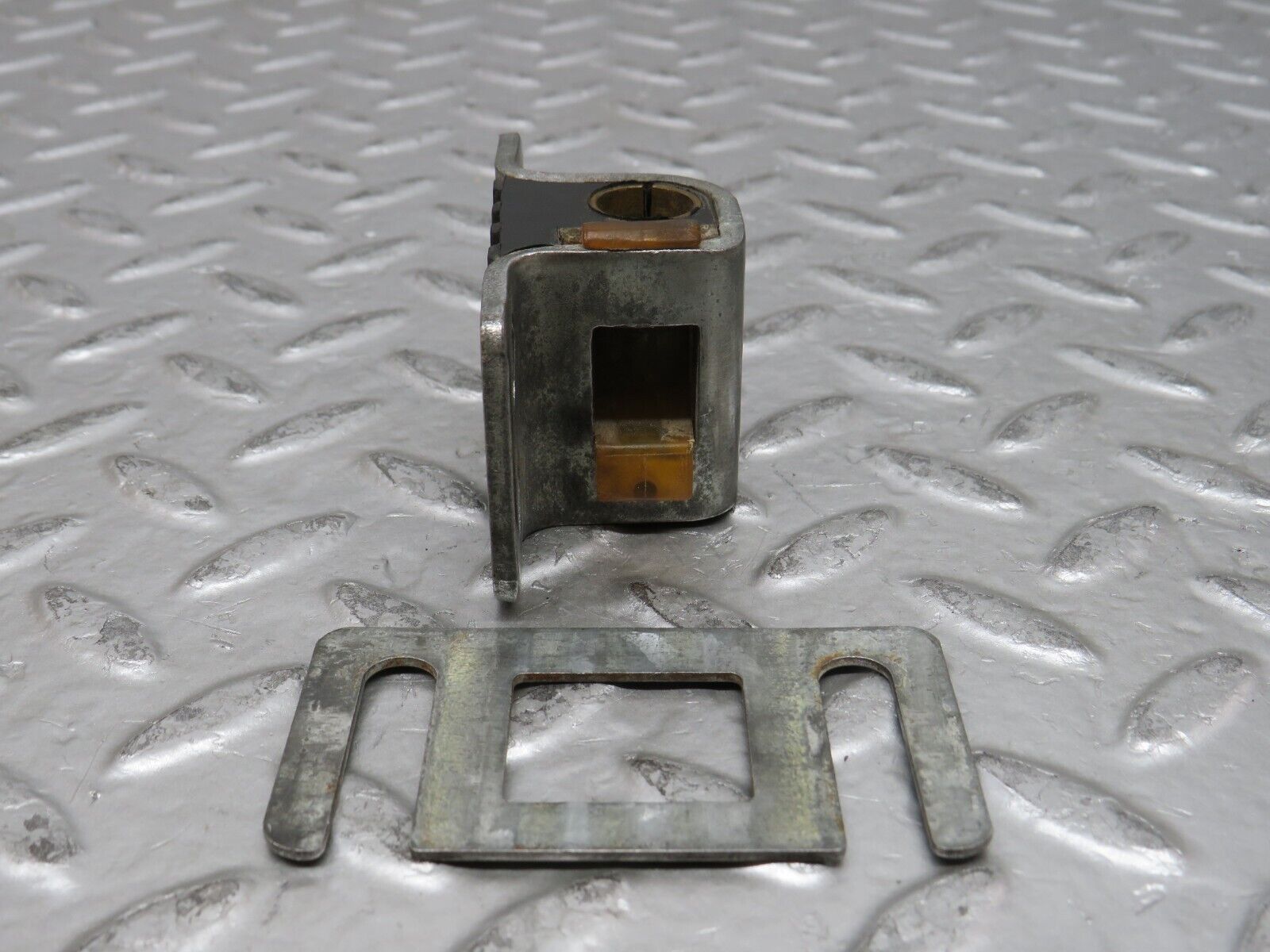 27945 Mercedes-Benz W123 280E Door Lock Latch Right Side