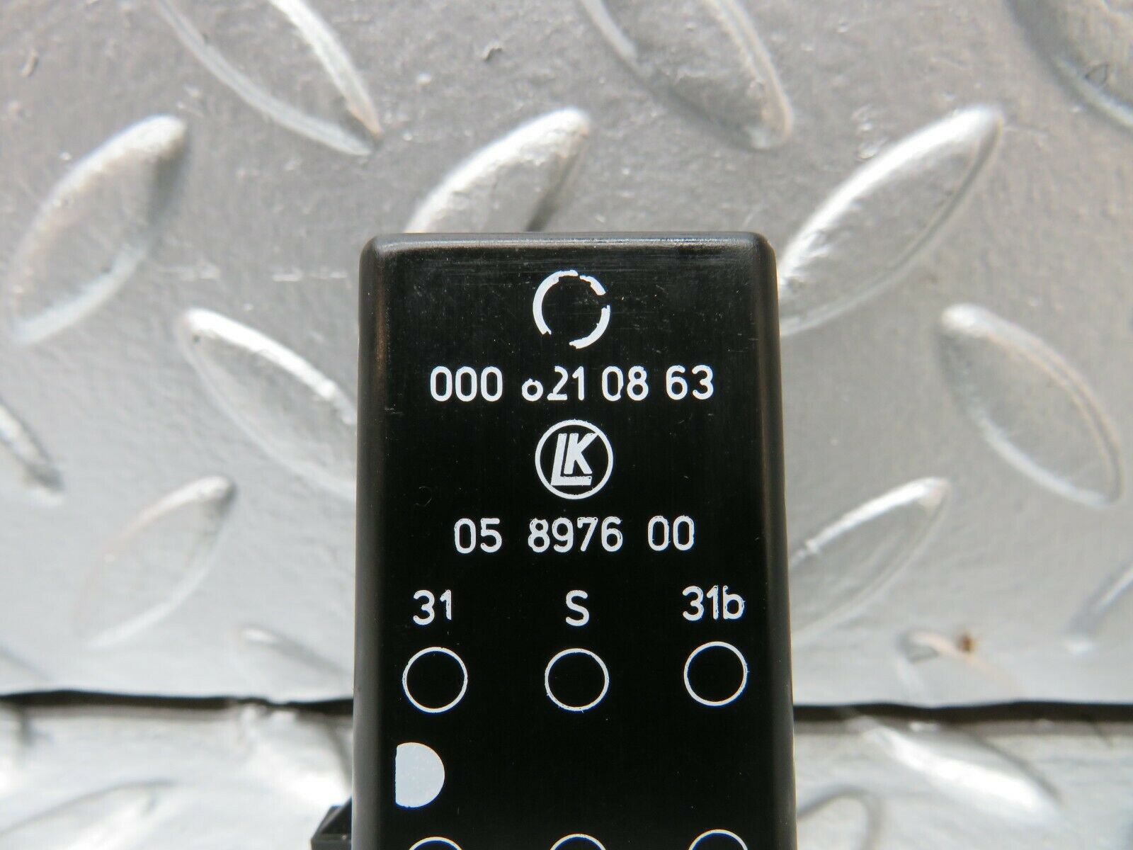 23154 Mercedes-Benz C123 230CE Coupe Intermittent Wiper Relay 0008210863
