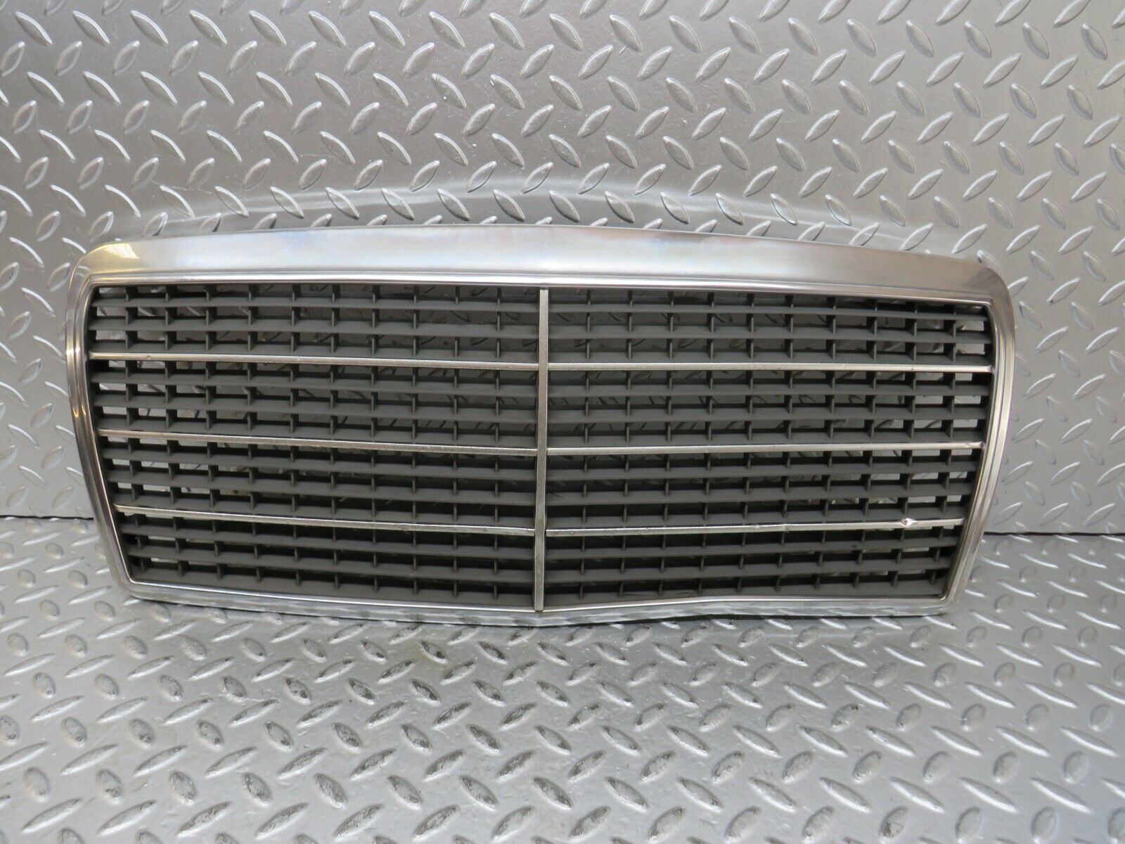 27769 Mercedes-Benz S124 300TE Wagon Bonnet Grill Chrome 1248880323