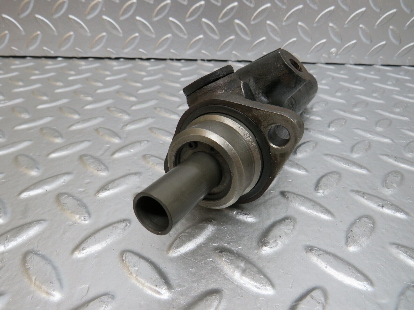 25448 Mercedes-Benz W123 200 Brake Master Cylinder Bendix