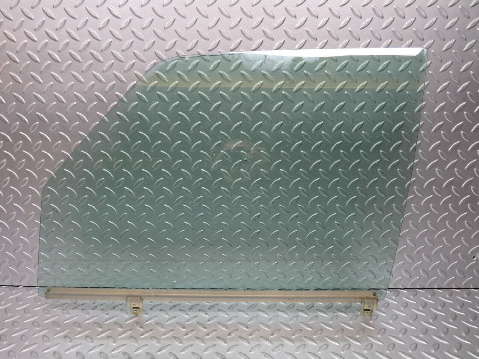 28529 Mercedes-Benz S123 240D Wagon Front Left Door Window Glass