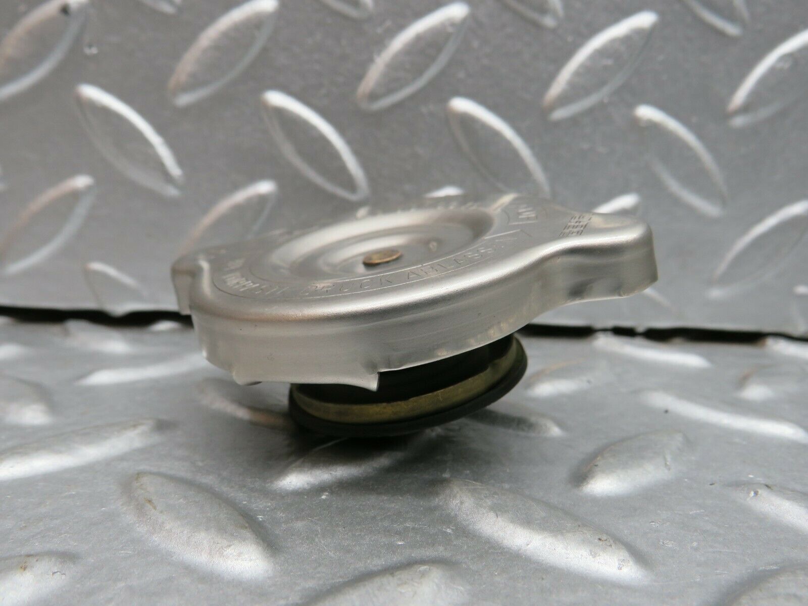 22248 Mercedes-Benz S123 280TE Wagon Radiator Cap 1235010015