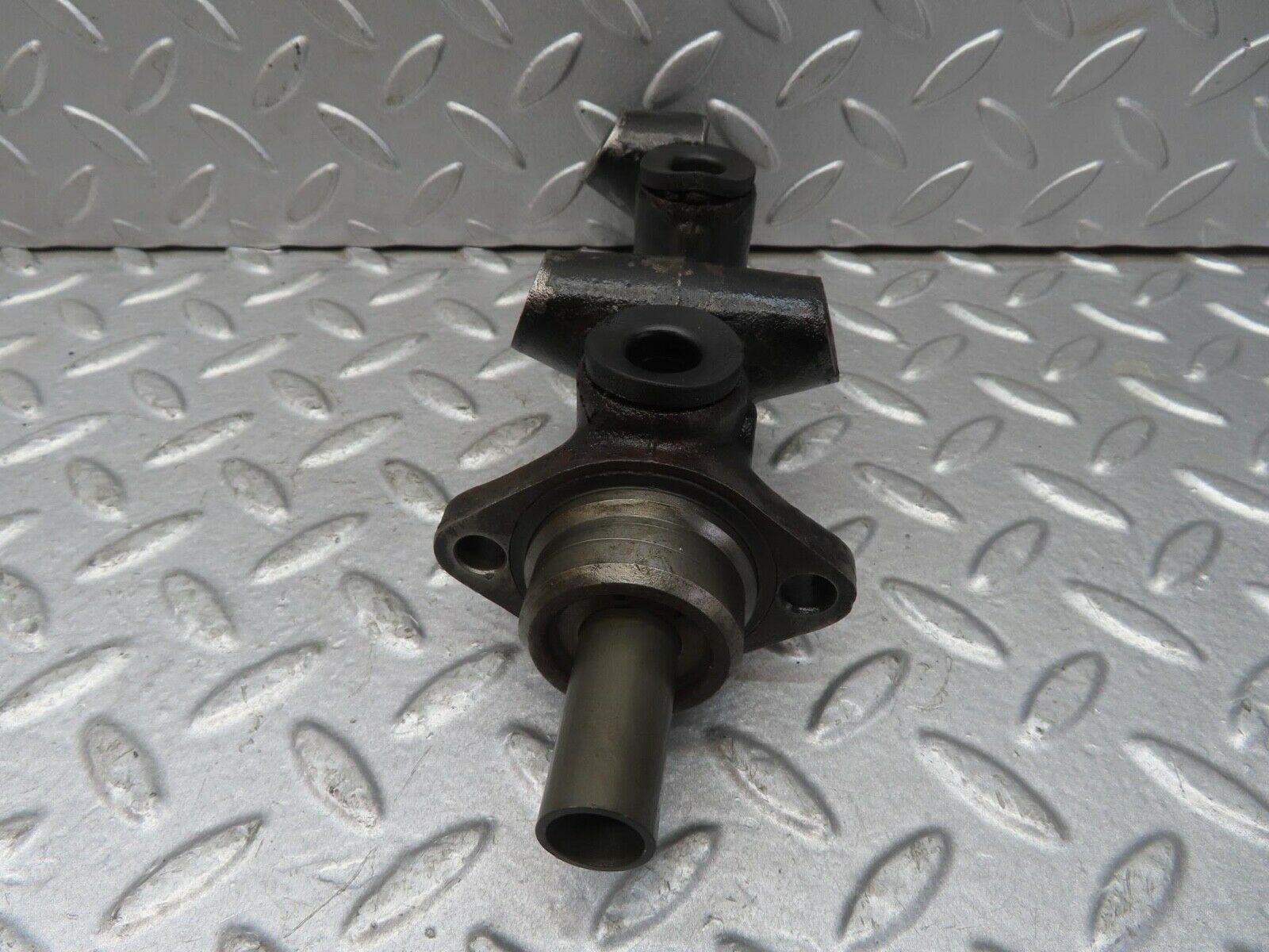 13683 Mercedes-Benz W123 200 Brake Master Cylinder Bendix 2530