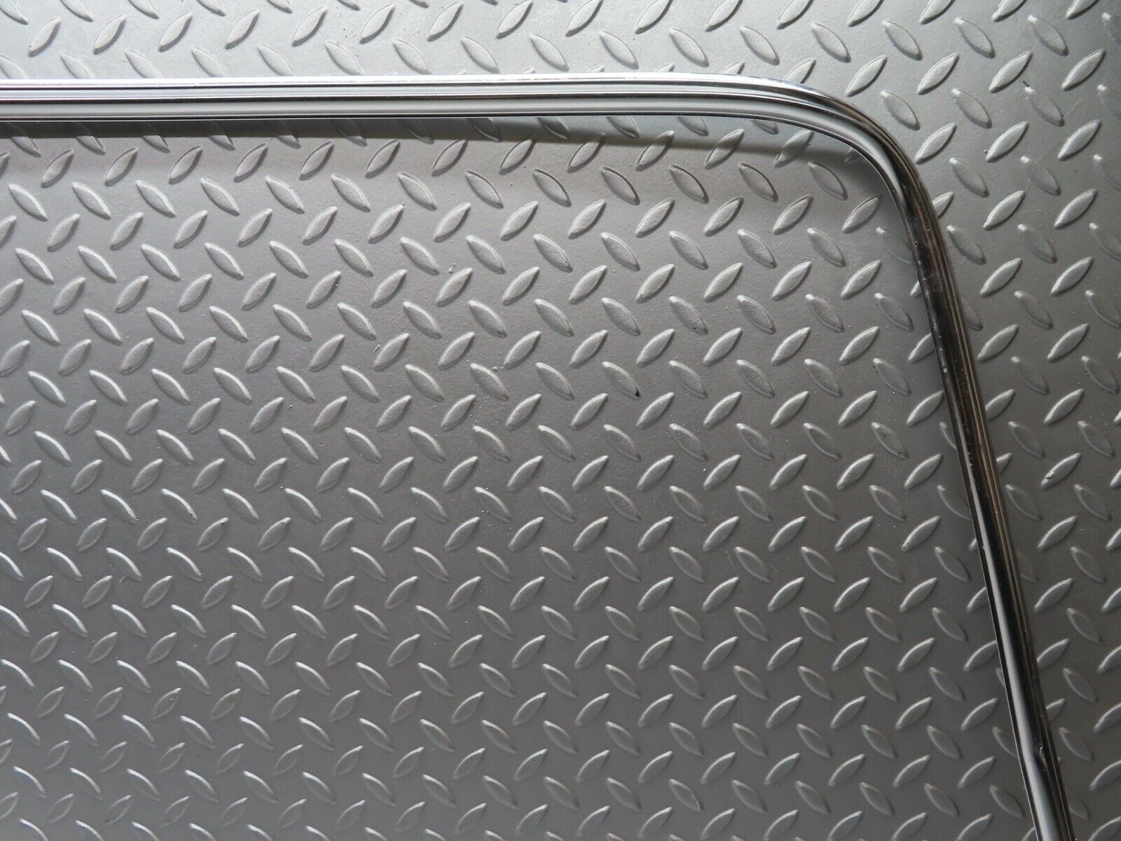 19122 Mercedes-Benz W123 300D Rear Windscreen Chrome Frame