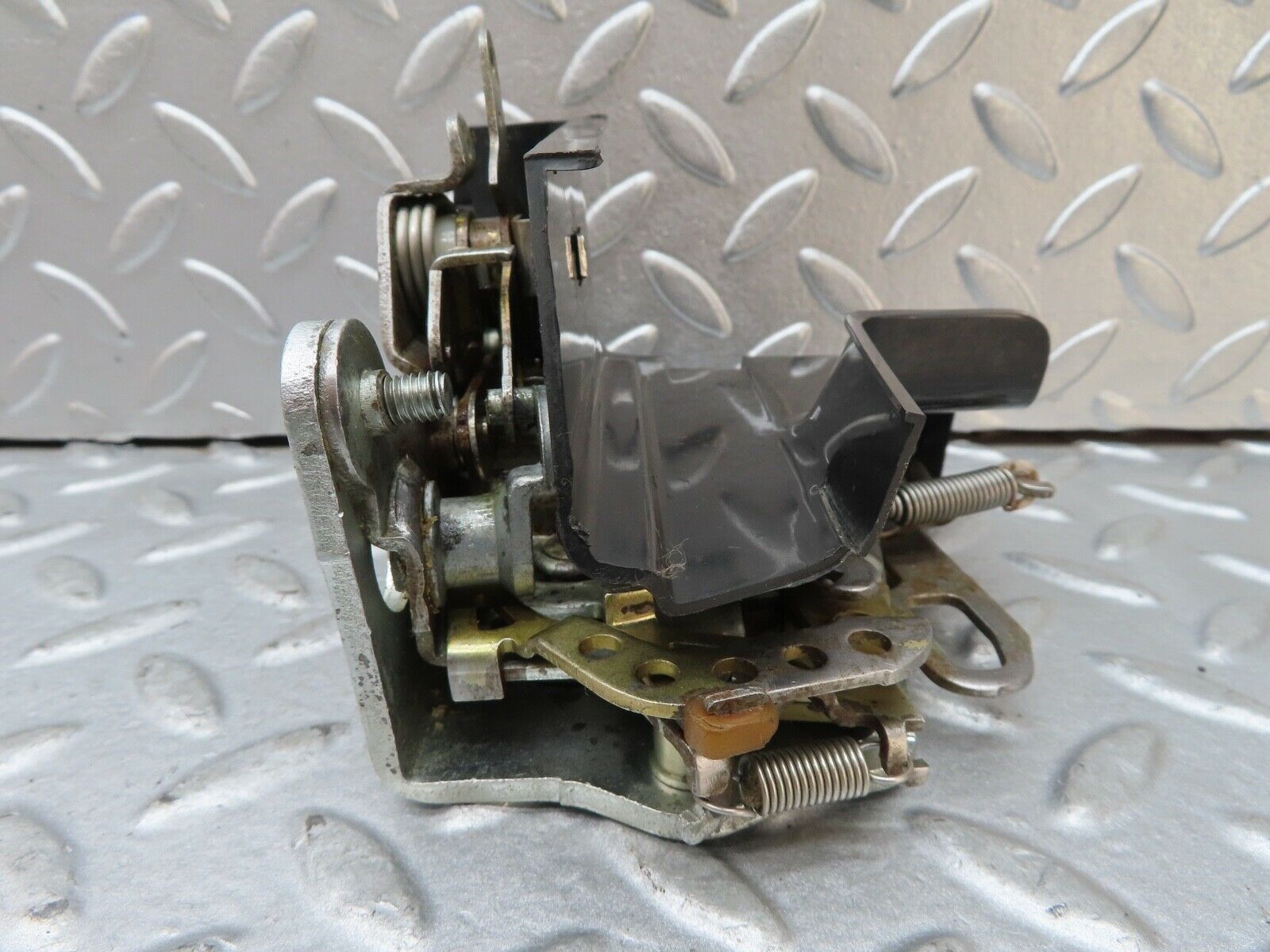 17655 Mercedes-Benz W116 450SEL Front Left Door Lock Mechanism