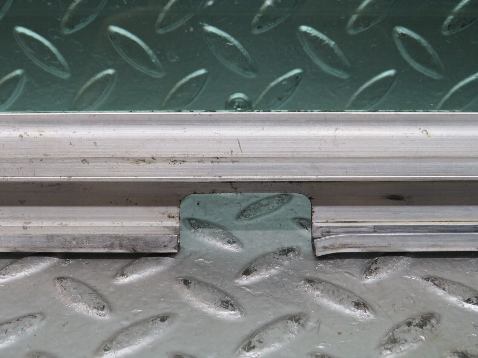 27676 Mercedes-Benz S124 300TE Wagon Front Right Door Window Glass