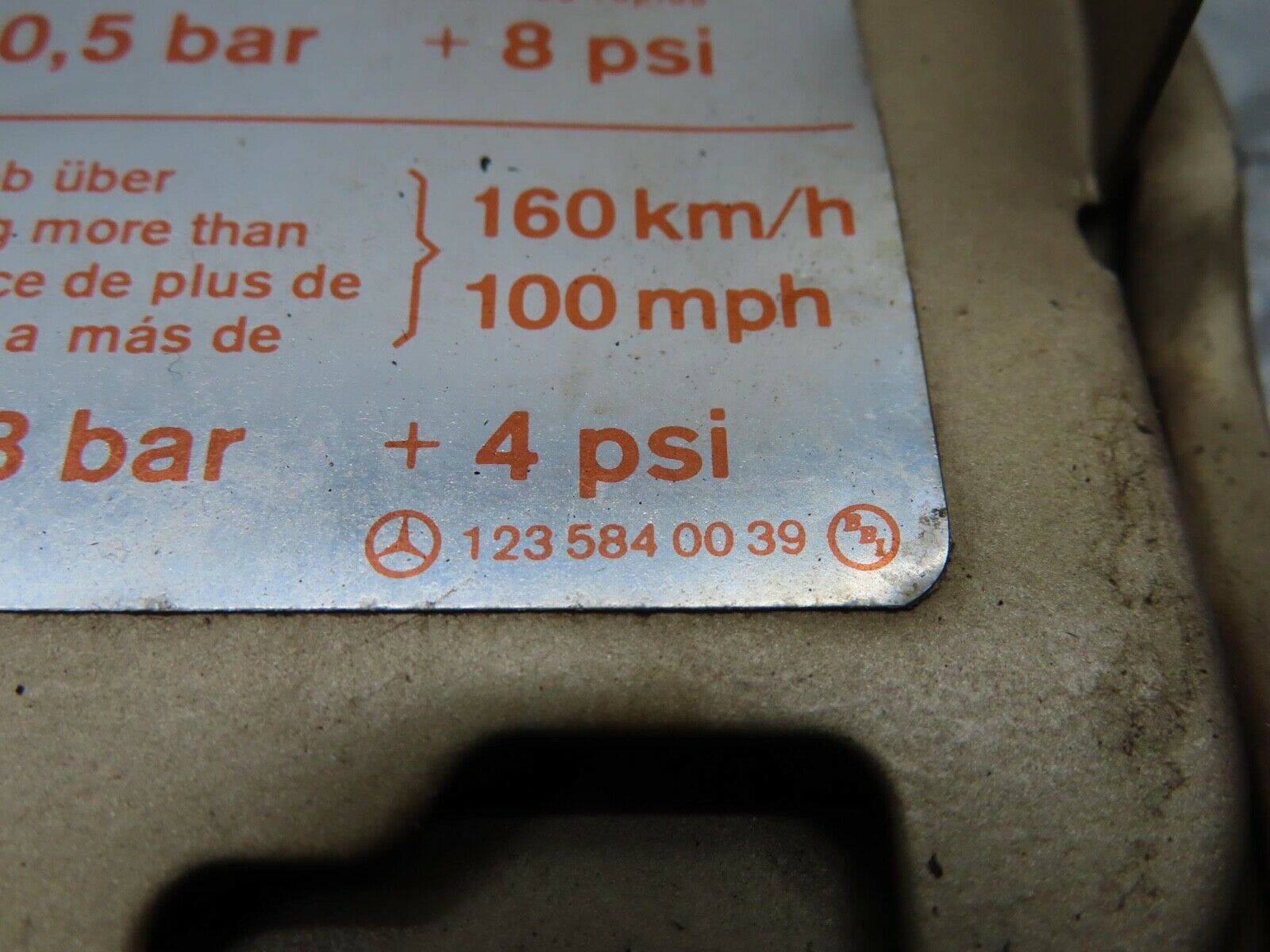 15895 Mercedes-Benz W123 280E Fuel Tank Flap Cap 1235840039