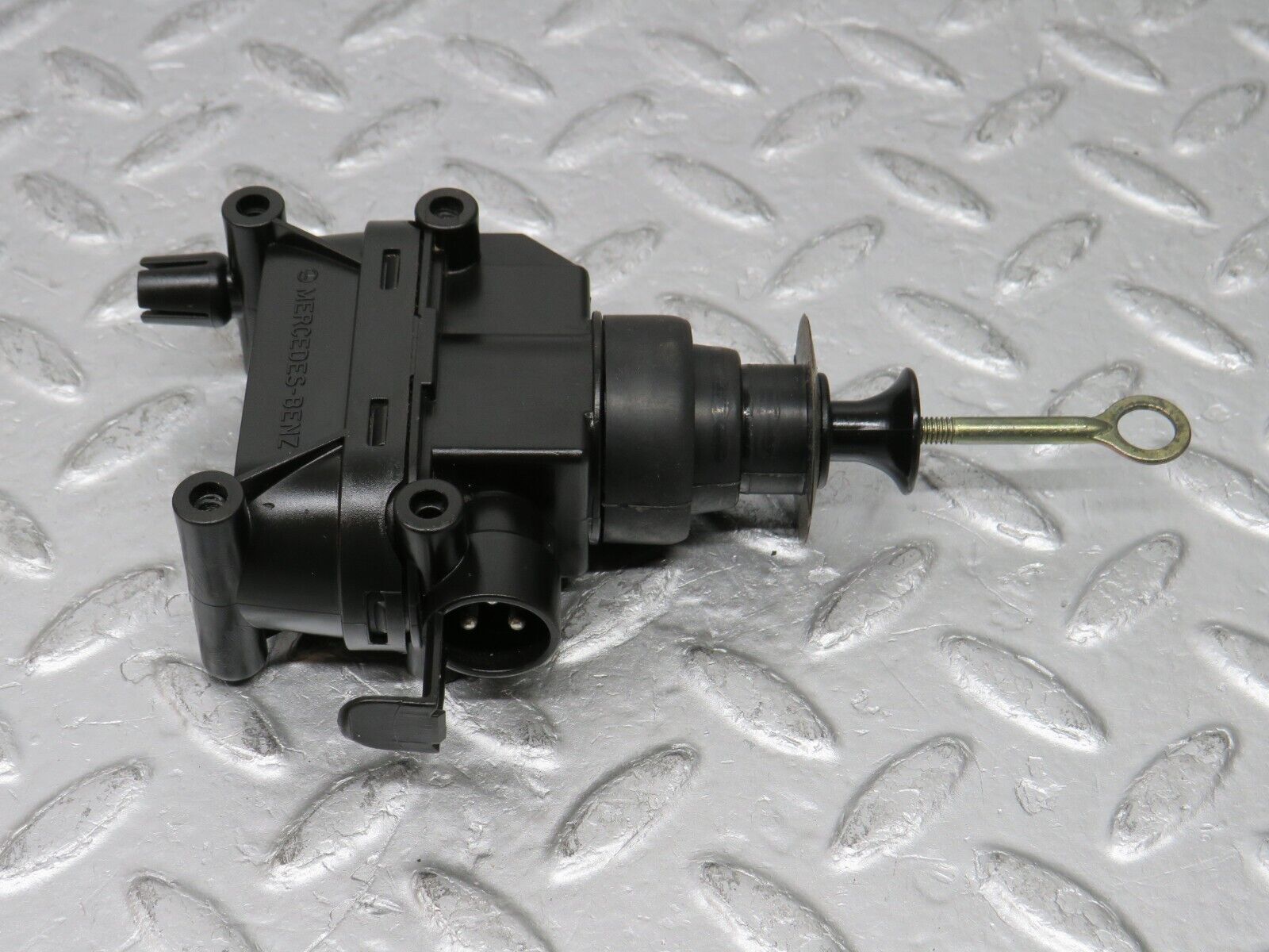 37772 Mercedes-Benz A124 320E Cabriolet Left Door Lock Vacuum Actuator