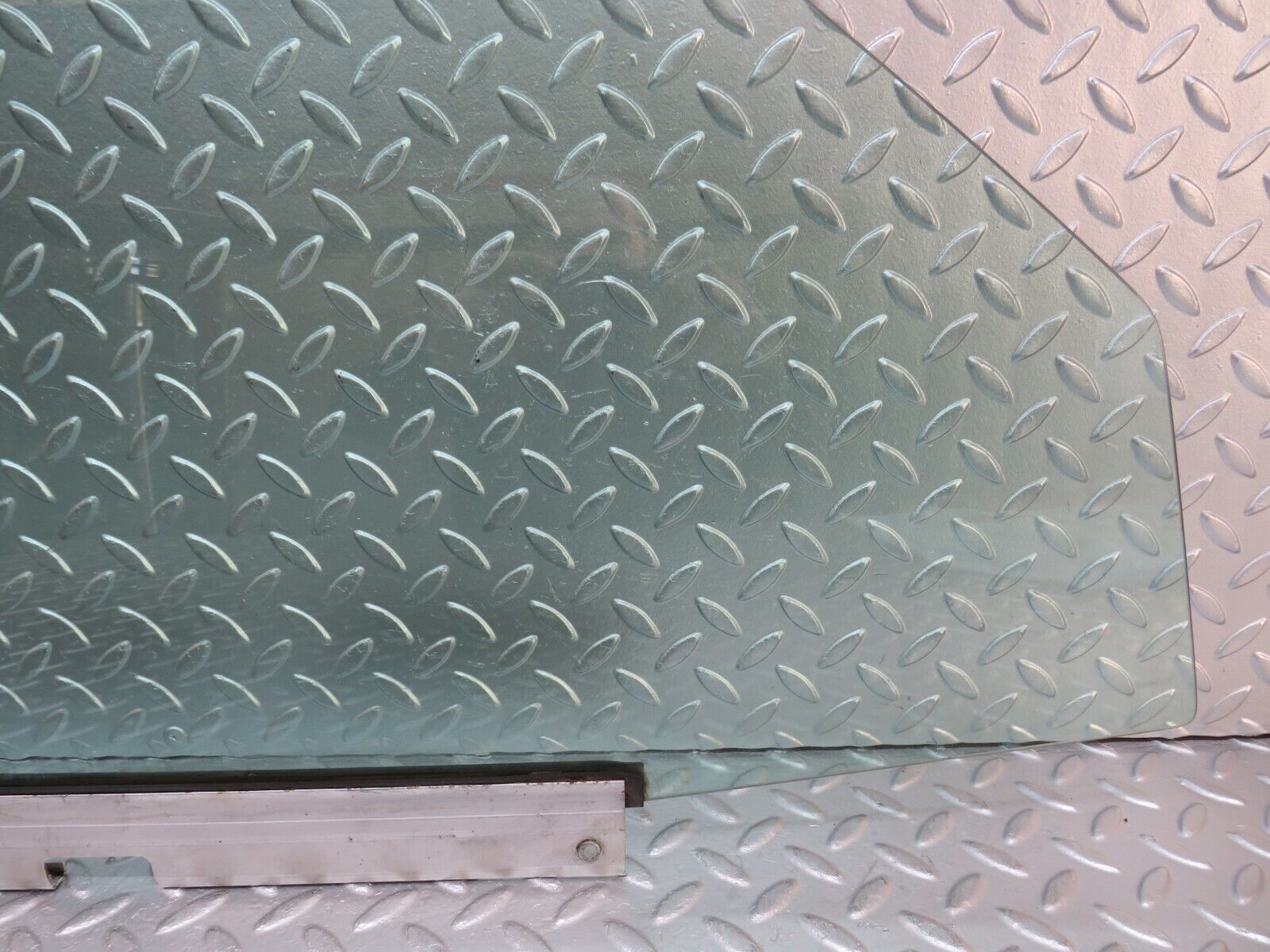 29263 Mercedes-Benz W124 230E Front Right Door Window Glass