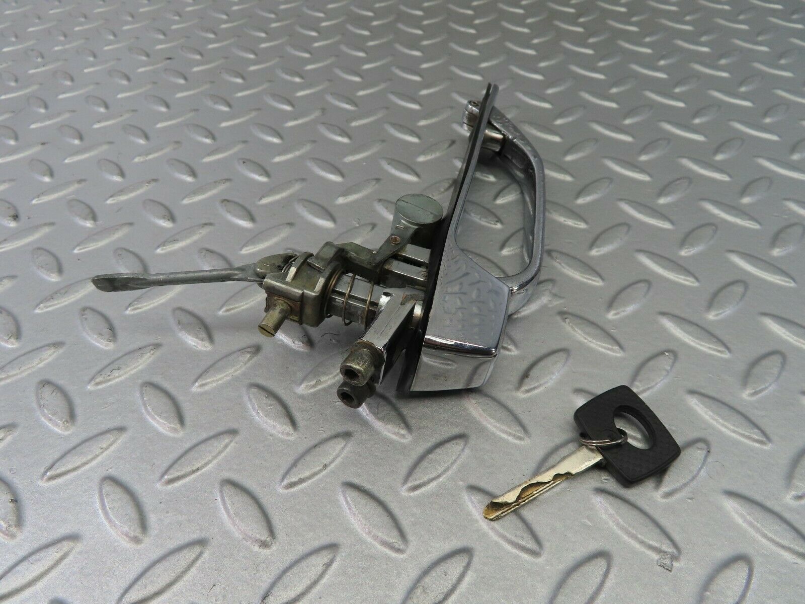 7237 Mercedes-Benz W116 450SE Exterior Door Handle Front Left With Key