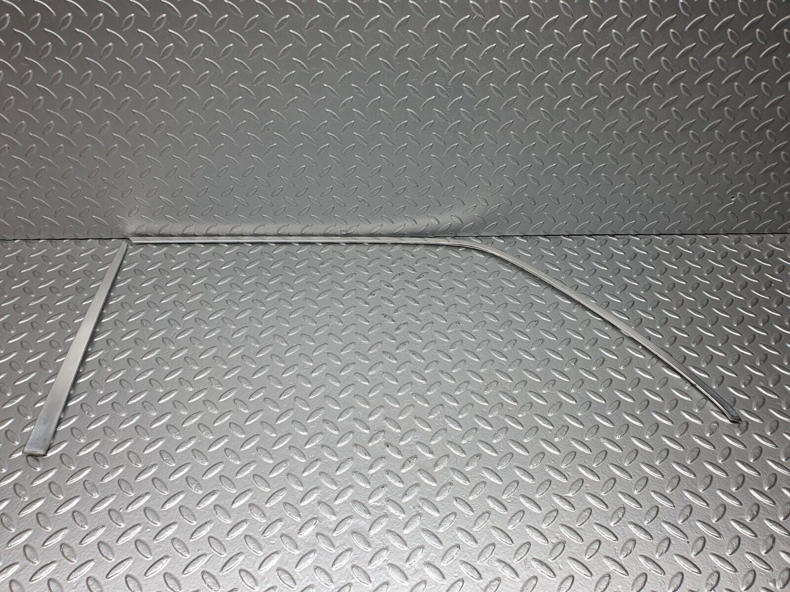 40772 Mercedes-Benz W123 300D Rear Left Door Window Chrome Frame