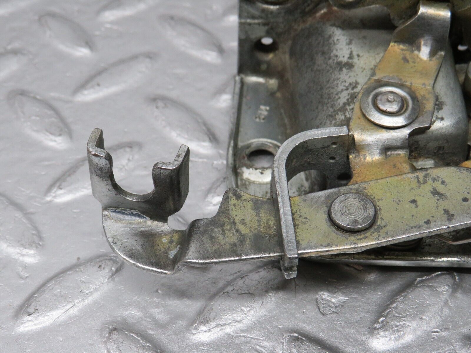 39093 Mercedes-Benz R107 500SL Coupe Right Door Lock Mechanism