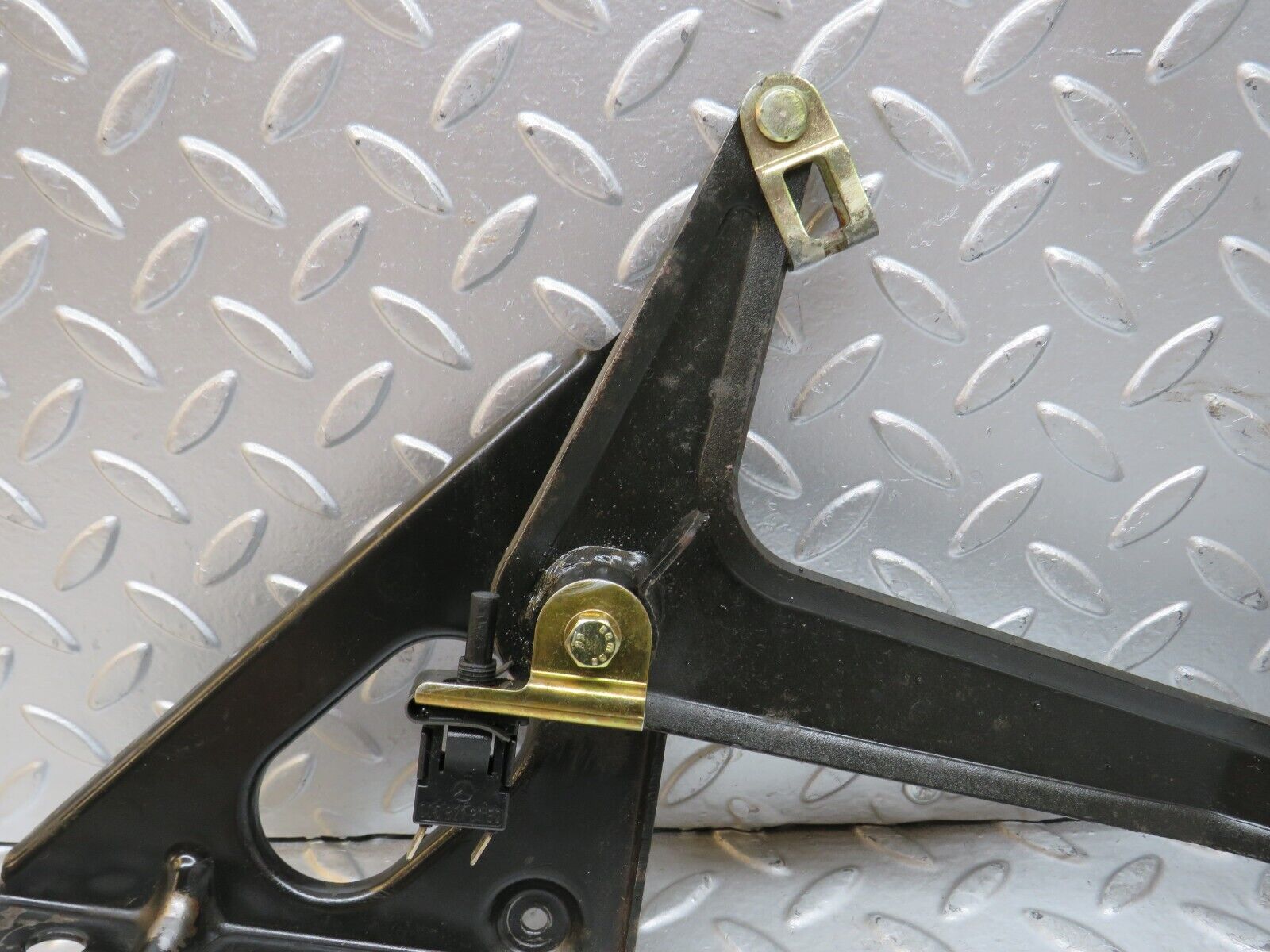 28390 Mercedes-Benz S123 240D Wagon Handbrake Regulator