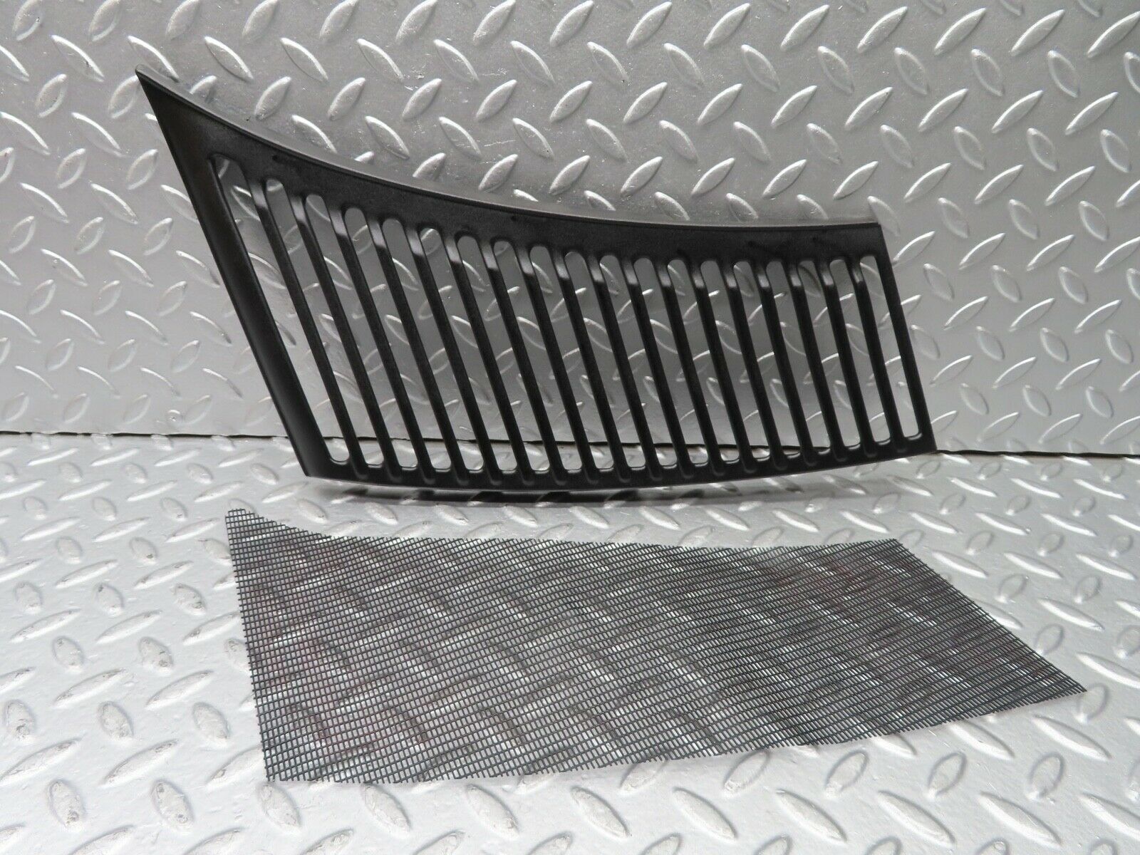 20863 Mercedes-Benz R107 450SL Air Intake Grill Right Side