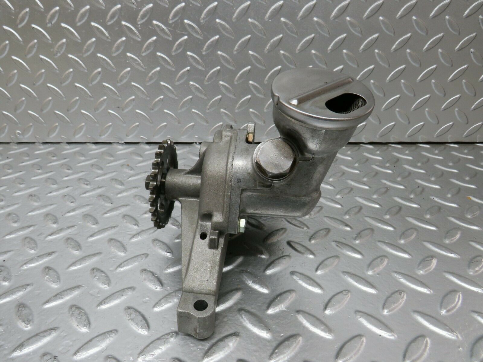 24359 Mercedes-Benz S124 220TE Wagon Oil Pump 1111810201