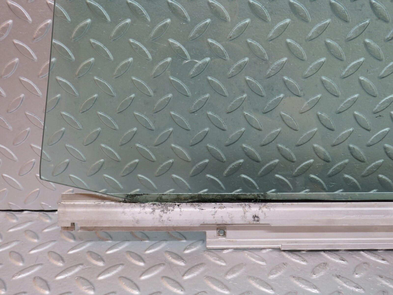 36038 Mercedes-Benz W126 420SE Front Right Door Window Glass